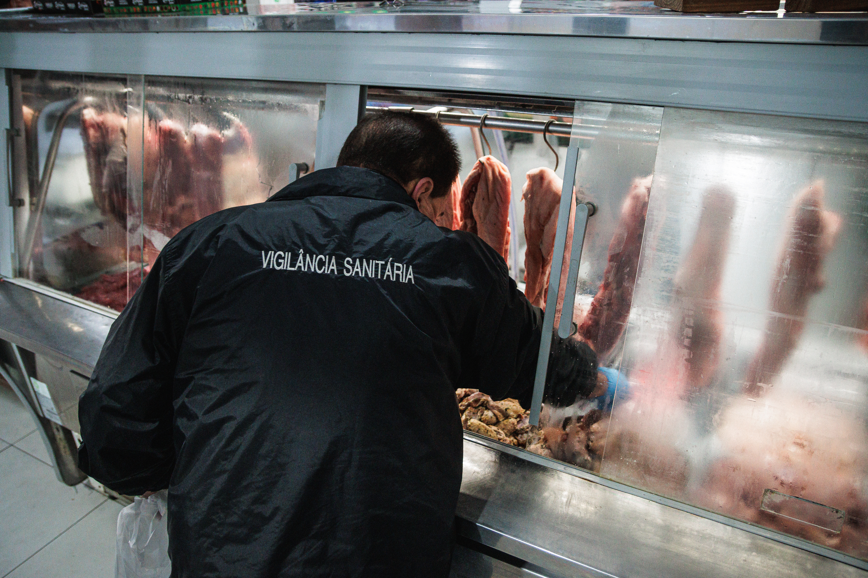 Ação que envolve secretarias de Saúde, Desenvolvimento Rural e Guarda Municipal retira do mercado produtos para consumo humano em situação sanitária irregular