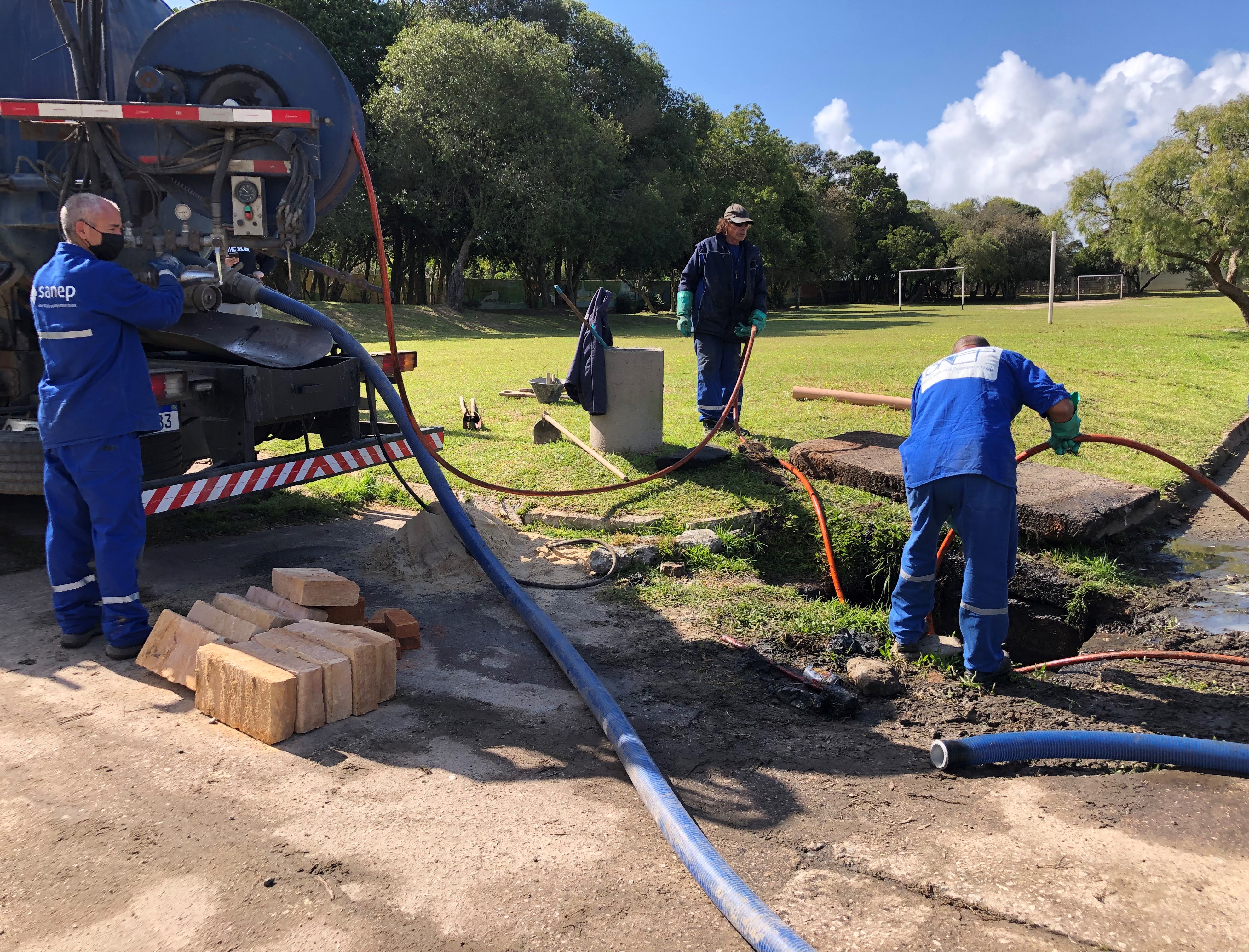 Equipes realizam a desobstrução do sistema pluvial e o conserto pontual em trecho da tubulação