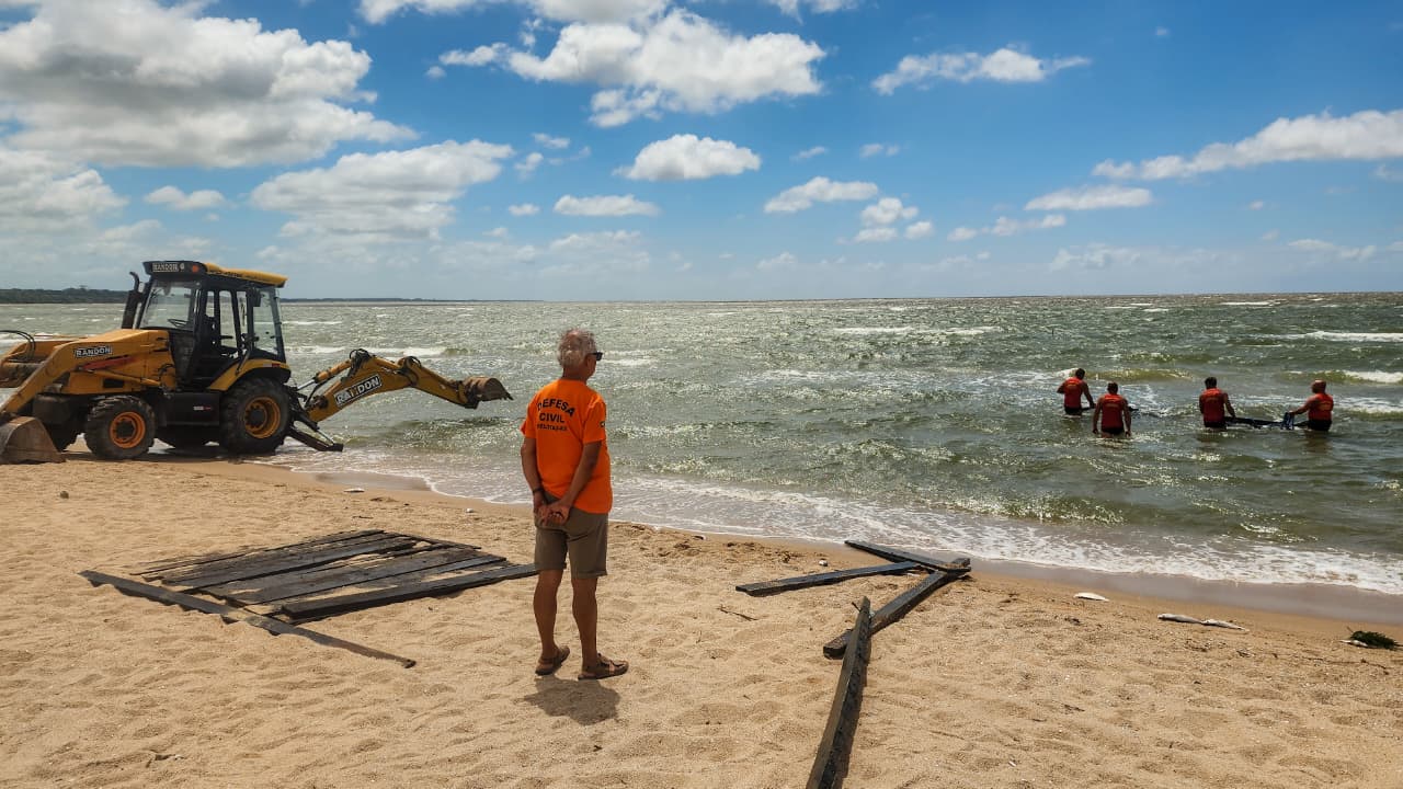 Operação integrada retira destroços de estruturas de madeira levadas pelas enchentes de 2023 e 2024 a fim de garantir segurança aos veranistas