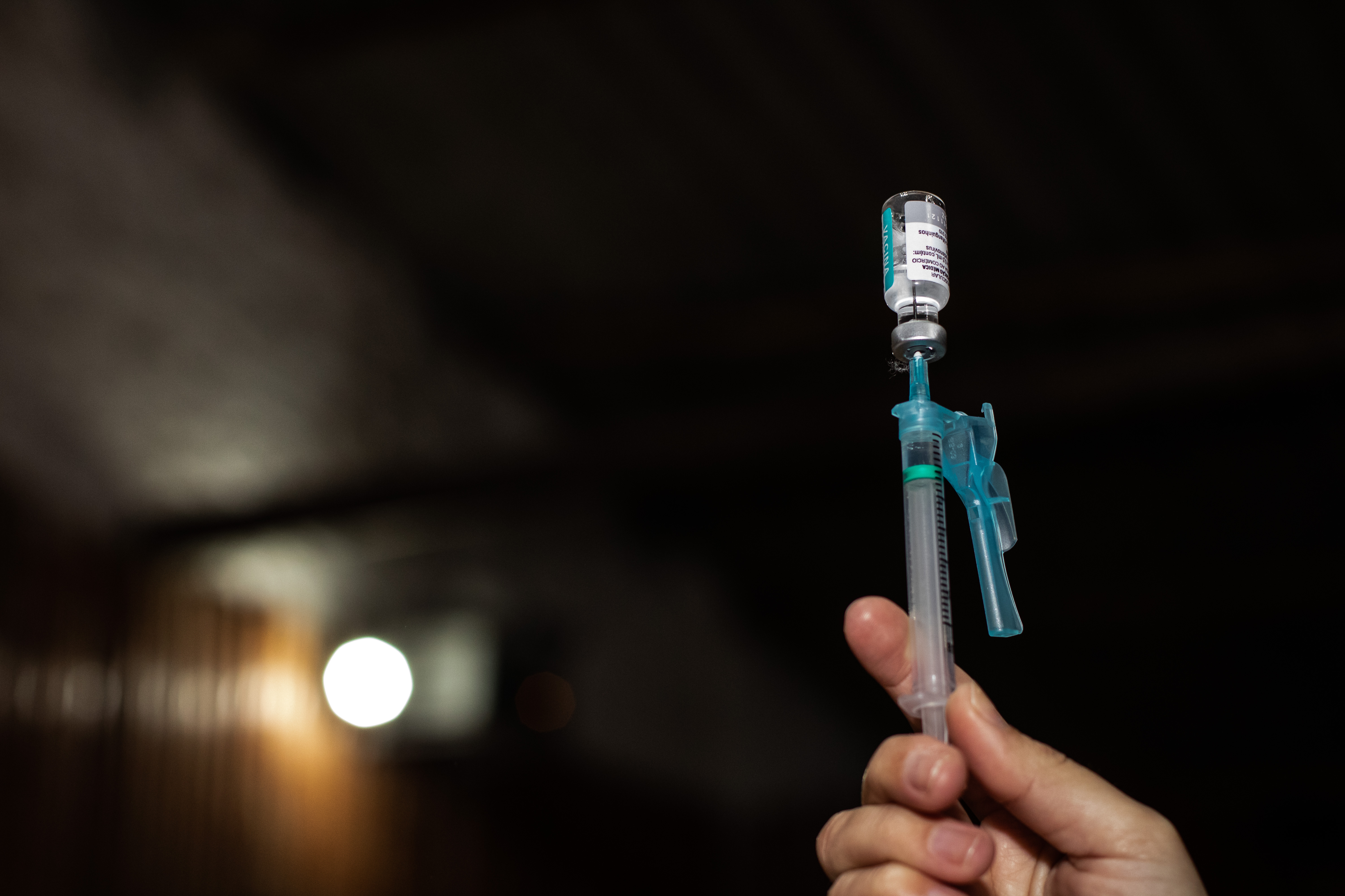 O envio de remessas de vacinas pelo Estado irá permitir a vacinação de novas faixas etárias contra a Covid-19. As ações ocorrem no drive-thru e nos bairros
