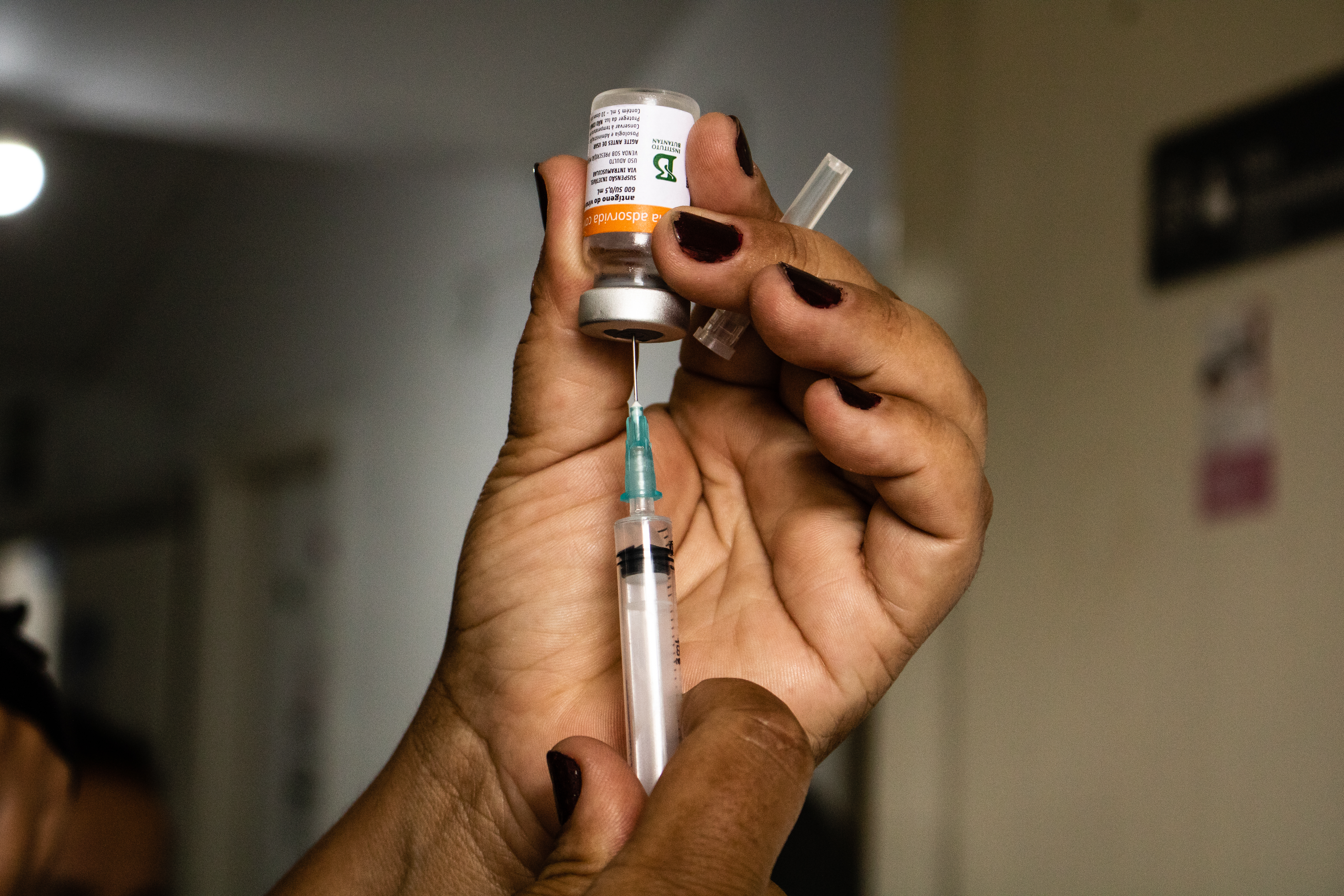 Foram aproximadamente mil vacinados e a aplicação de doses continua nesta quinta-feira