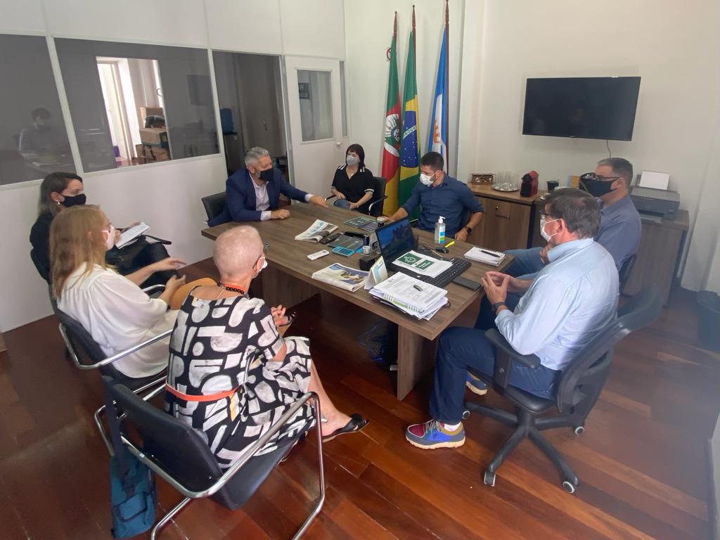 Município e Faculdade Senac firmam parceria para oferecer curso profissionalizante para jovens atendidos pelo programa