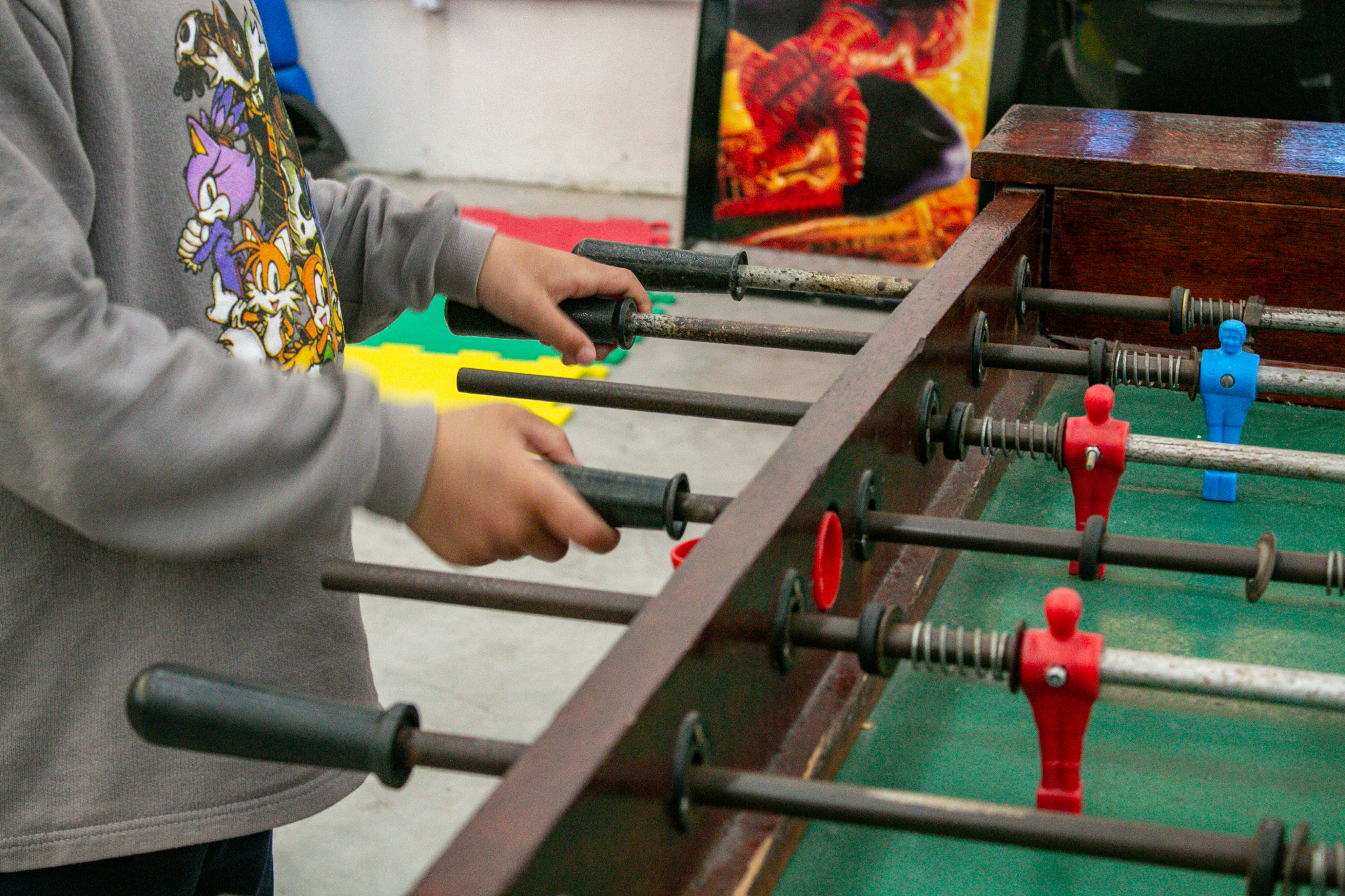 Salão infantil, com brinquedos para todas as idades e cardápio festivo