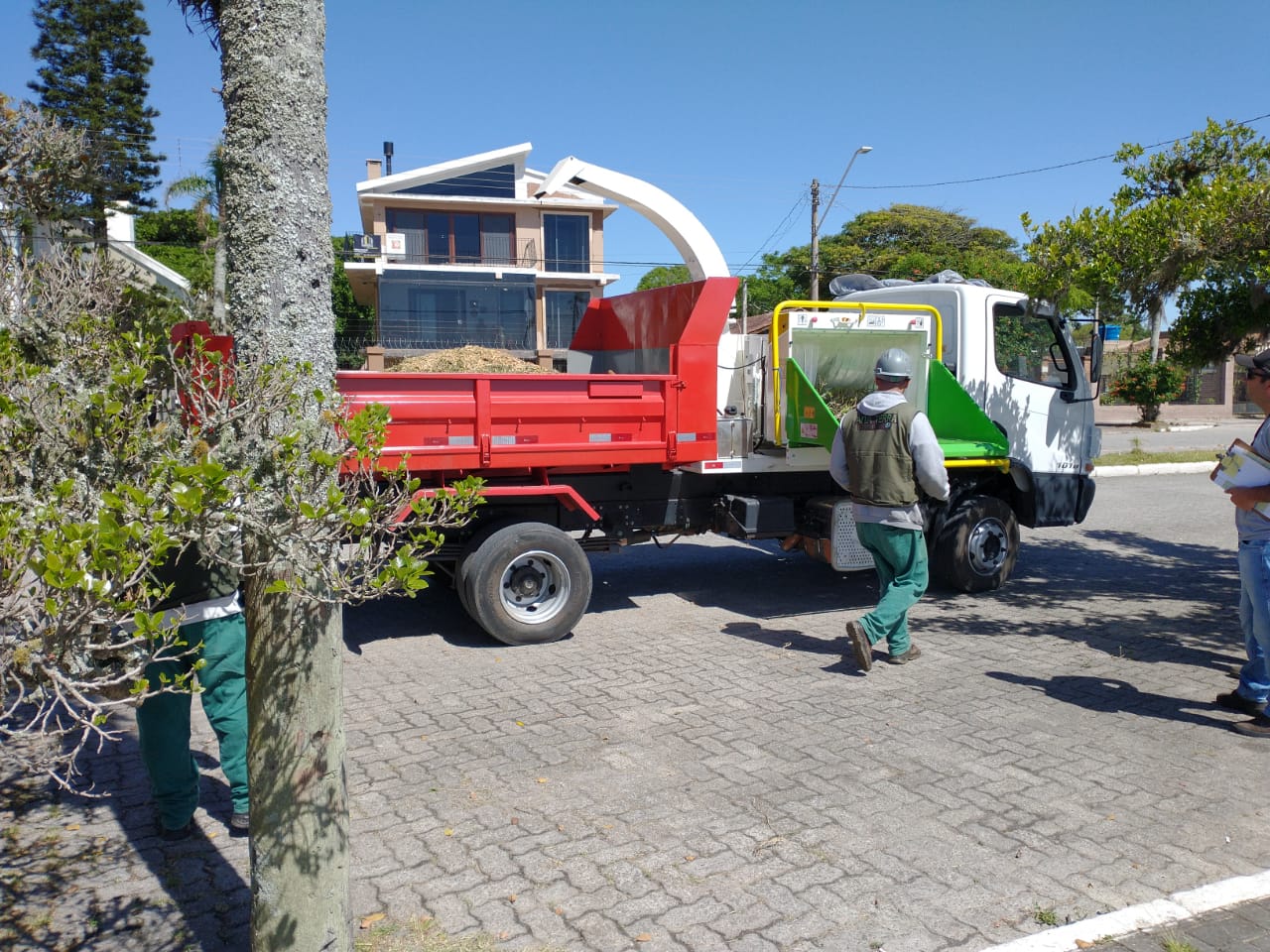 O caminhão-caçamba foi disponibilizado pela empresa terceirizada Ana Terra Serviços Ambientais Ltda, que presta serviços para o Município. O veículo estará à disposição da Secretaria de Qualidade Ambiental para ações em diversos pontos da cidade
