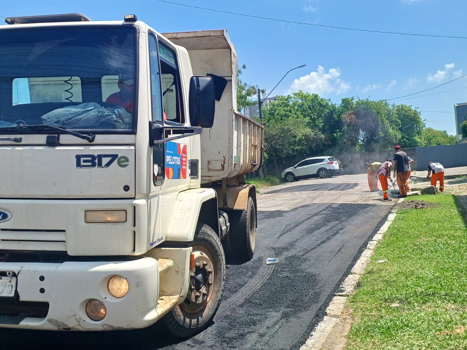 A Smop usou 15 toneladas de CBUQ para melhorar a qualidade viária de diversas ruas e da avenida Adolfo Fetter