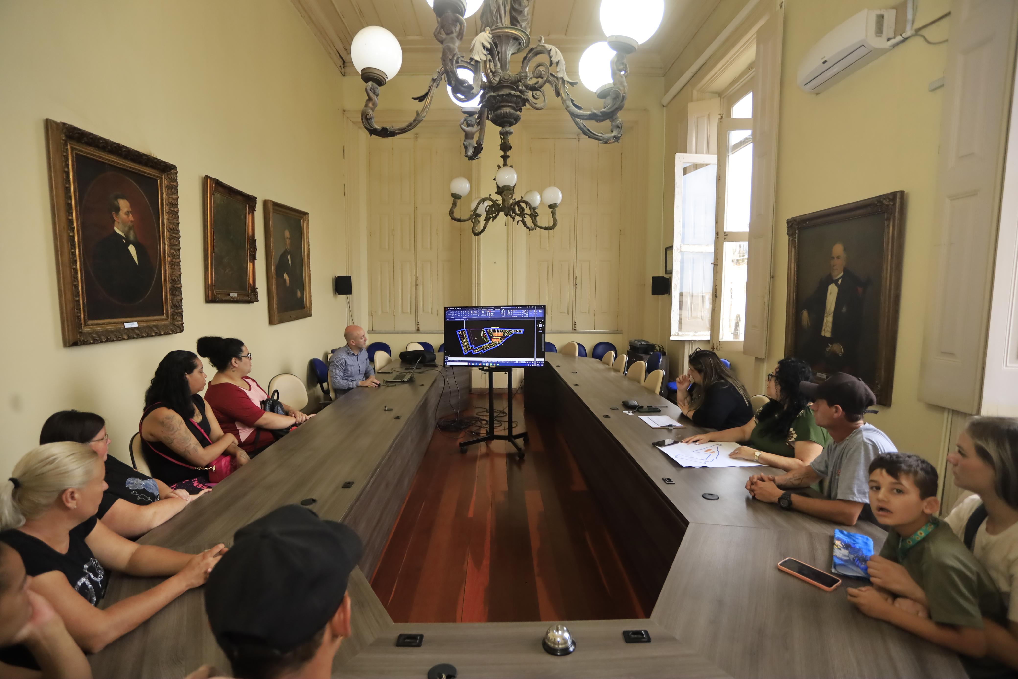 Primeiras dez famílias beneficiadas com a política habitacional que reúnde estado e municípios participaram de sorteio para a escolha da moradia na Vila Farroupilha