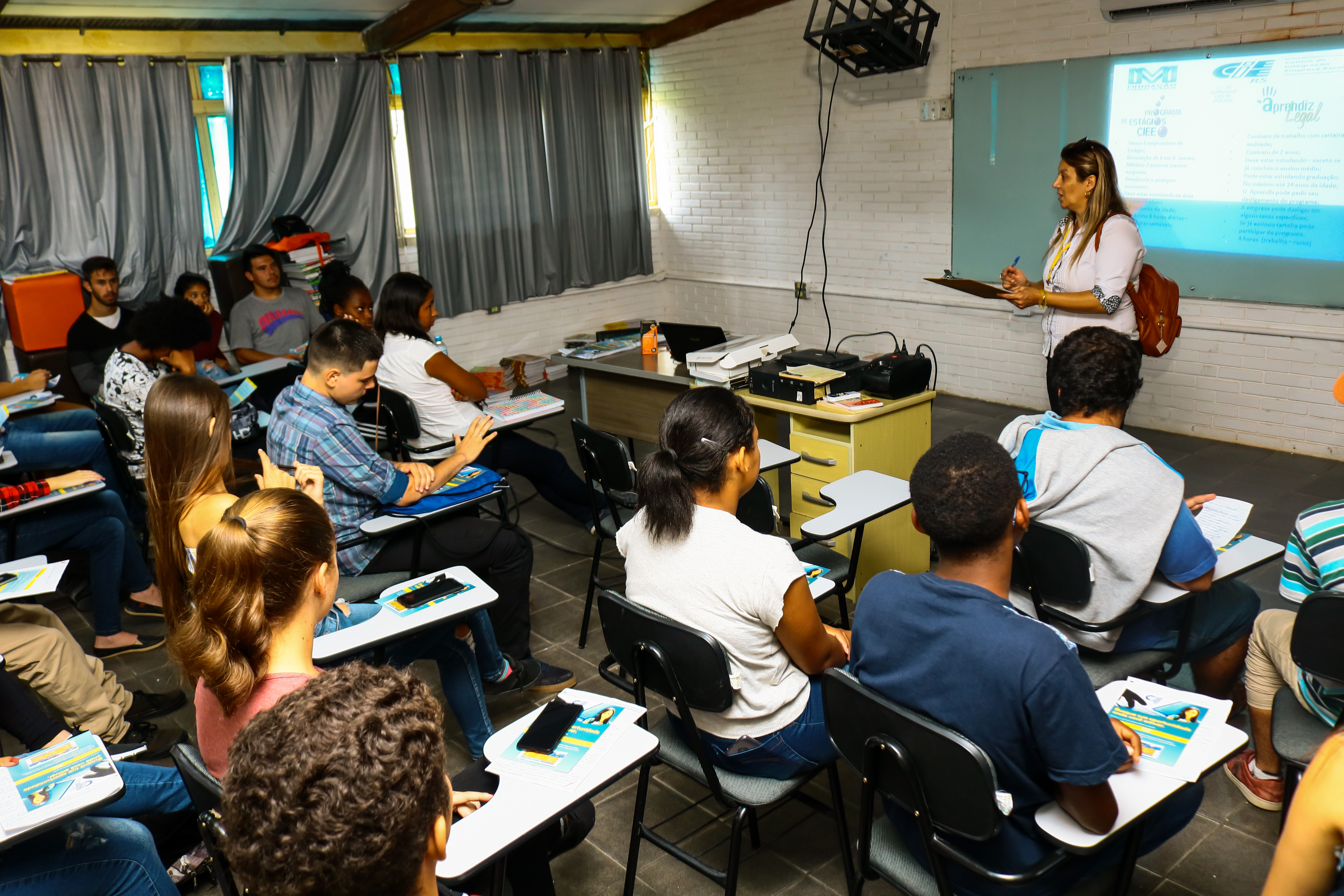 Curso do Pacto Pelotas pela Paz, que qualifica adolescentes para o mercado de trabalho e primeiro emprego, também ocorre nas escolas Francisco Caruccio e Assis Brasil