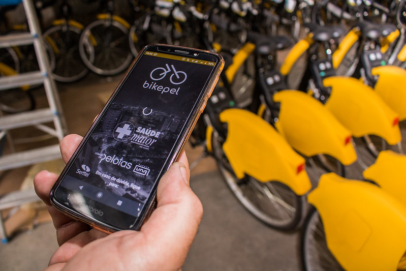Aplicativo é uma alternativa de transporte individual. Bicicletas estão sendo higienizadas com álcool 70%