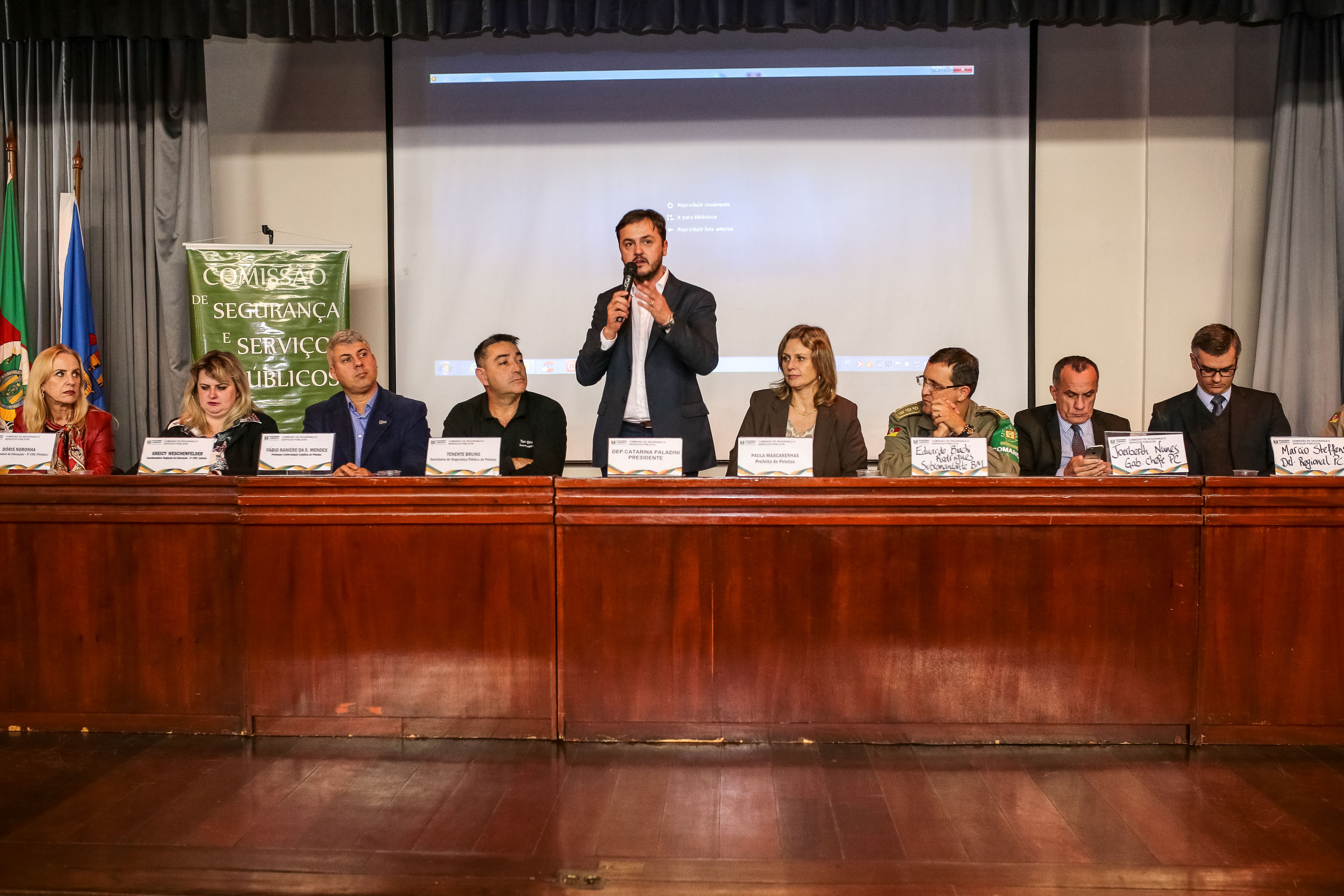 A prefeita Paula Mascarenhas participou da mesa de discussões e respondeu questionamentos do público