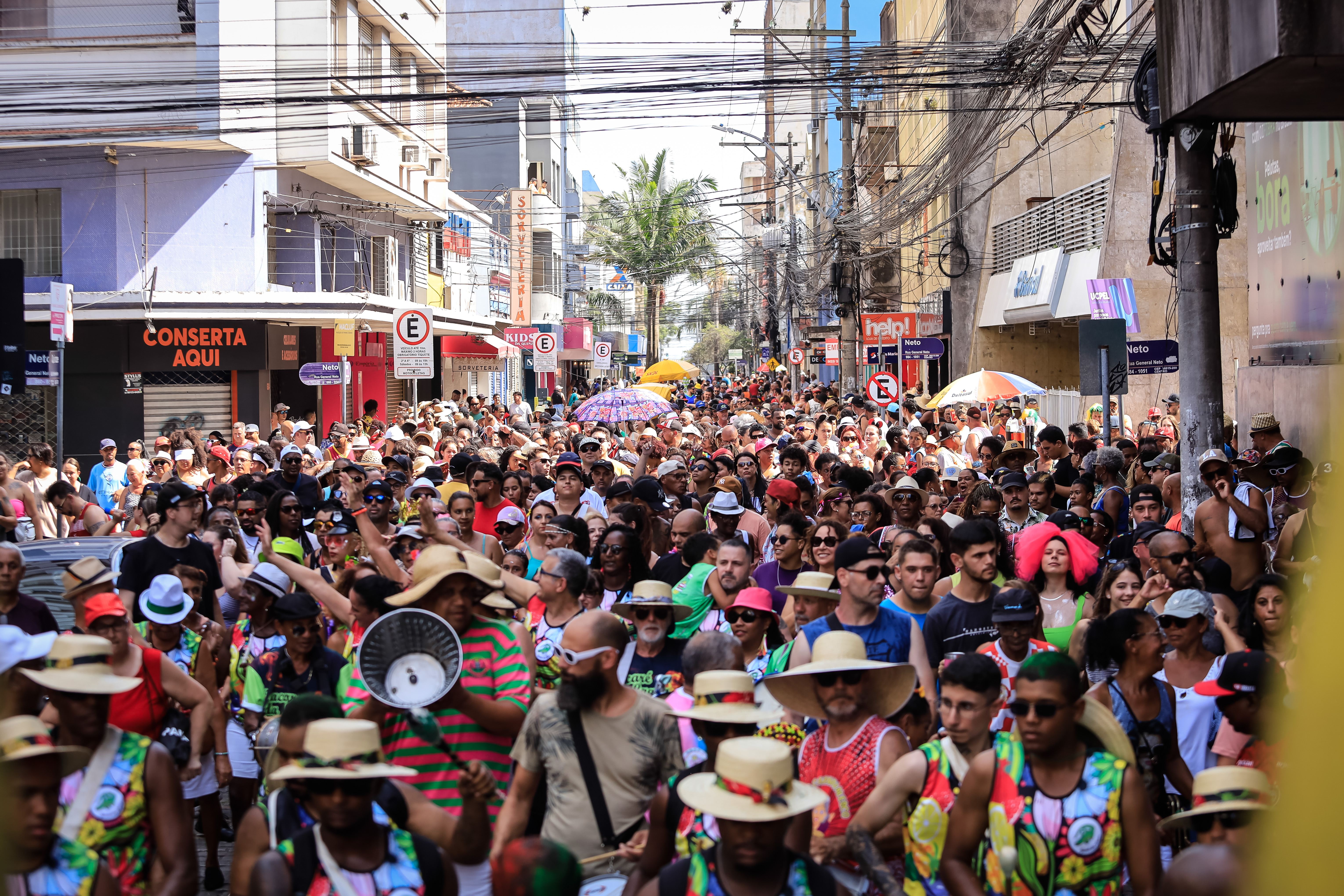 Nos quatro dias de programação carnavalesca, com apoio e incentivo da Prefeitura, blocos e cordão respondem pela grande festa popular