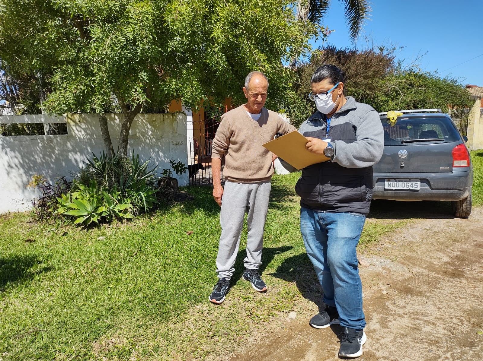 Ação itinerante possibilita que os moradores requeiram a ligação sem precisar sair de casa