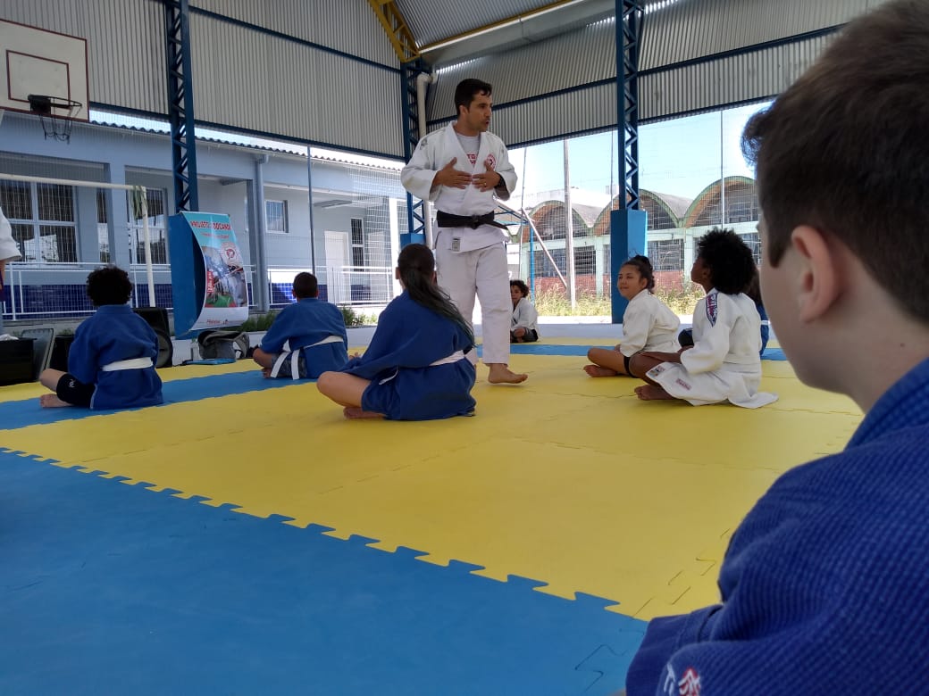 Proposta esportiva financiada pela Prefeitura, através do ProEsporte, ensina fundamentos da modalidade para dezenas de crianças e jovens da Emef Brum de Azeredo, no Fragata