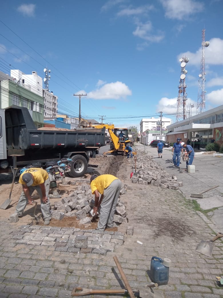 Autarquia executa obra de drenagem no trecho entre as ruas Andrade Neves e Gonçalves Chaves