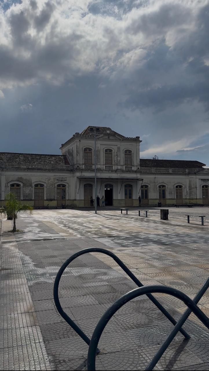 Três dias de cultura, tecnologia, arte e memória, destacando a história dos trabalhadores das ferrovias e a importância da arquitetura histórica da cidade