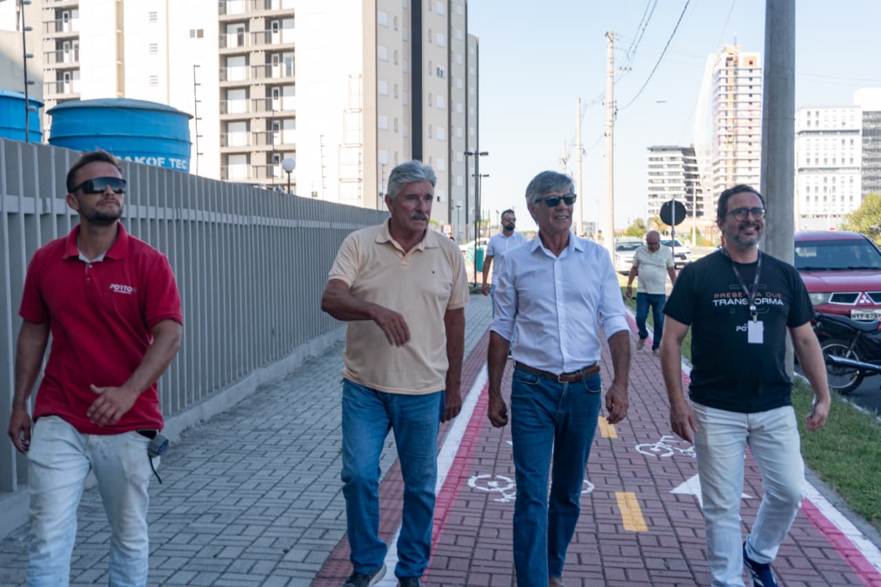 A pavimentação e sinalização de ciclofaixa em trecho de 330 metros, atrás do Shopping Pelotas, foi executada por construtora de empreendimentos no local