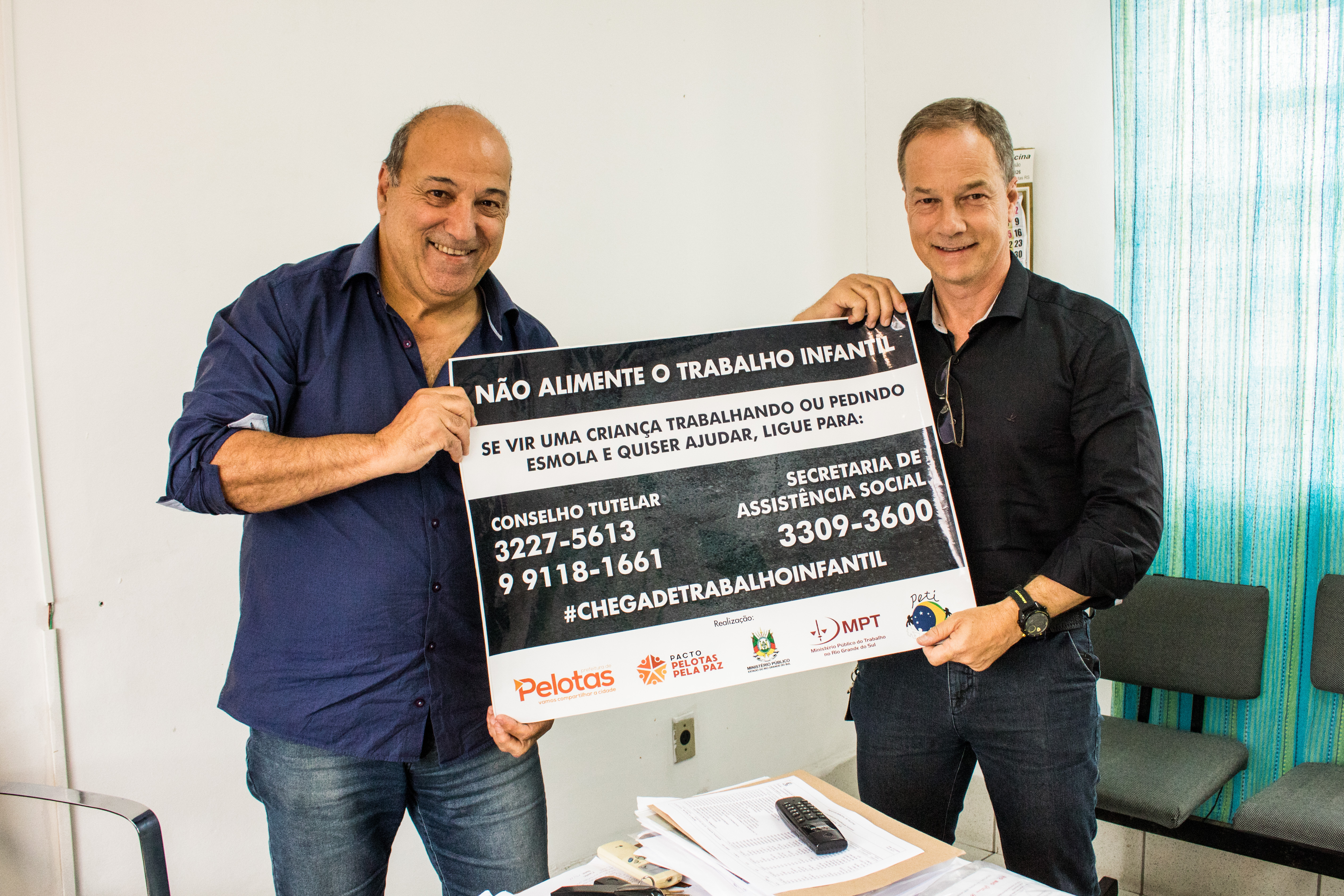 Nas principais vias públicas, ação conjunta das secretarias de Assistência Social e de Transporte e Trânsito visa conscientizar motoristas
