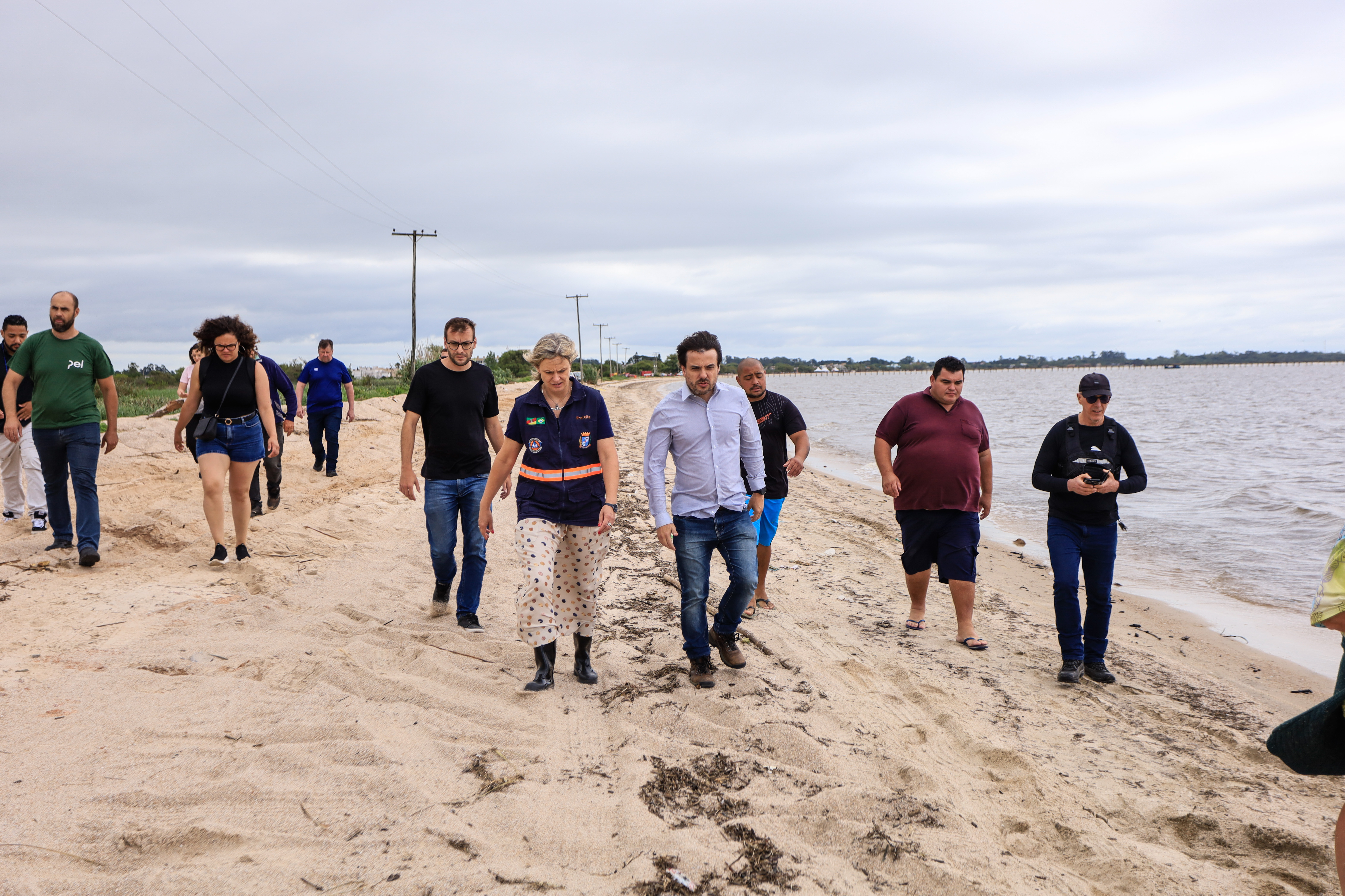 Acompanhada de gestores municipais, prefeita conversou com os moradores e explicou os próximos passos para a recuperação provisória do local