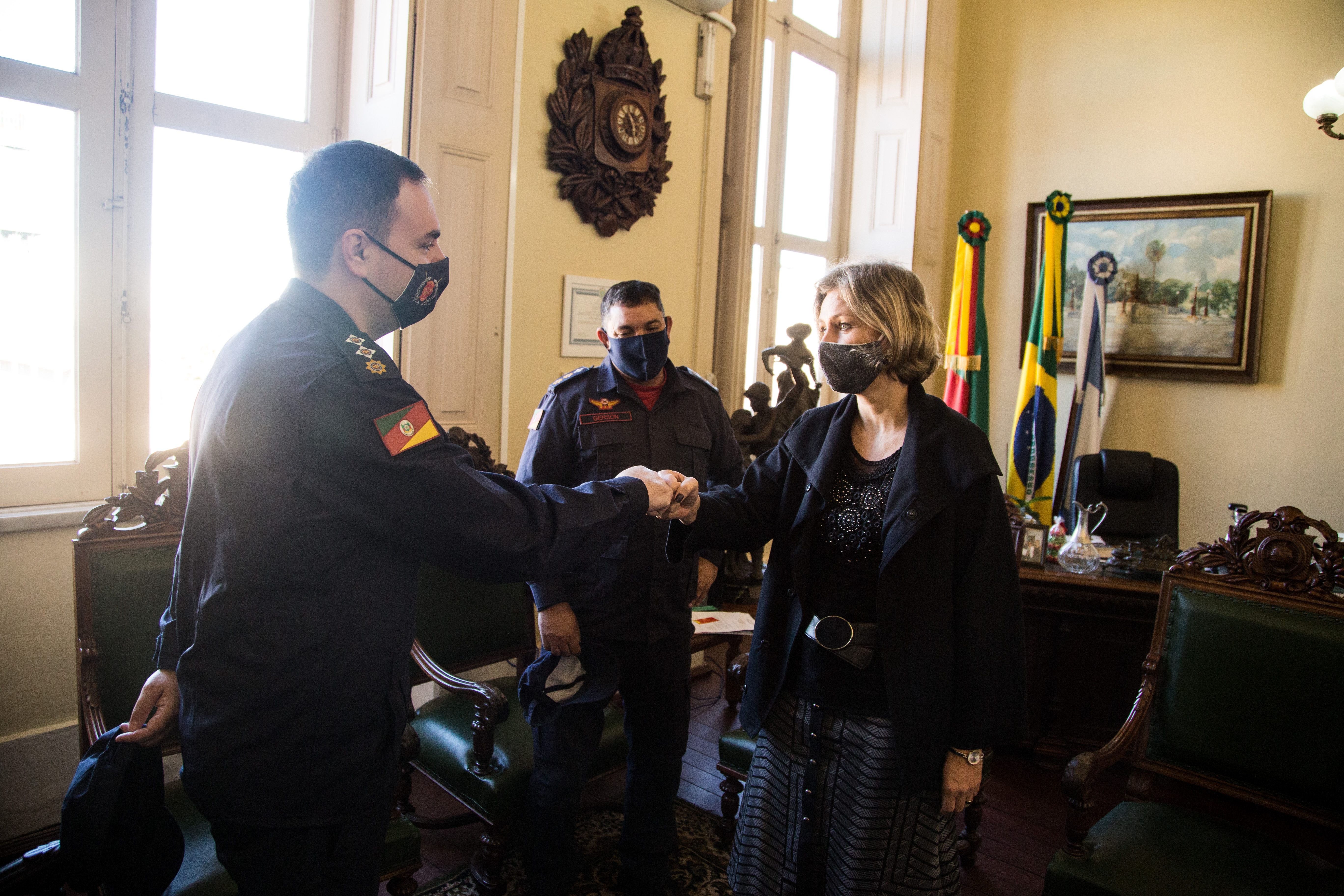 Relatório foi entregue a Paula pelo comandante da Companhia Especial de Pelotas, tenente-coronel Gerson Rodrigues