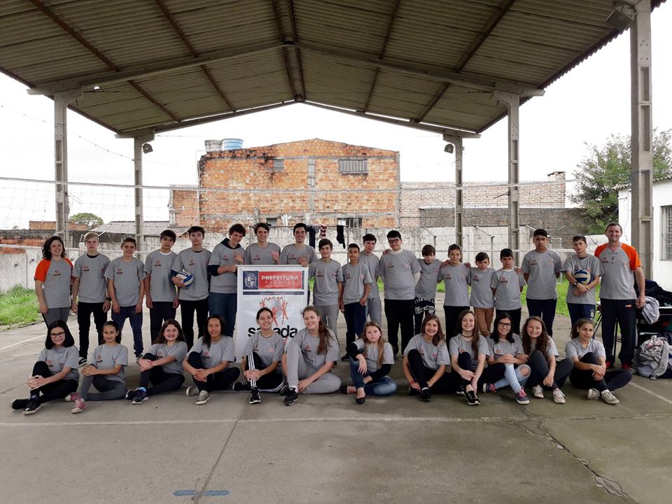 Projeto incentiva a prática do voleibol e busca combater a evasão escolar