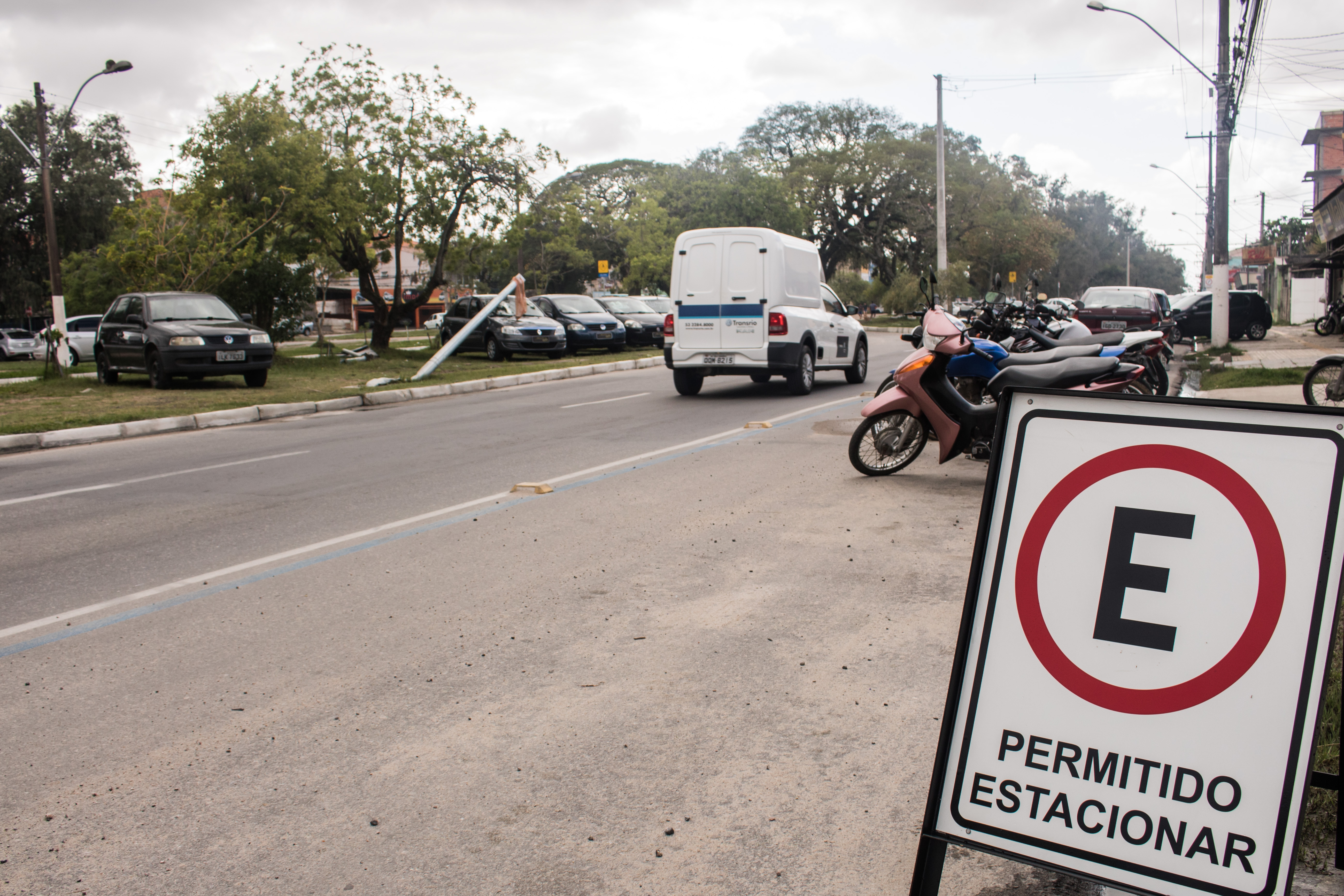 Prefeitura reforça sinalização de que não há proibições para estacionar veículos na pista de concreto
