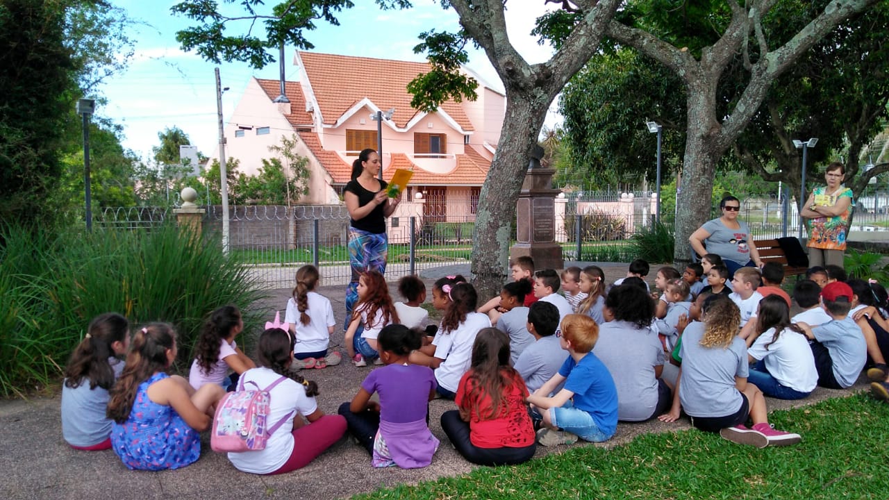 Educandários promoveram ‘Jardim Literário’ ao ar livre, nesta quarta-feira