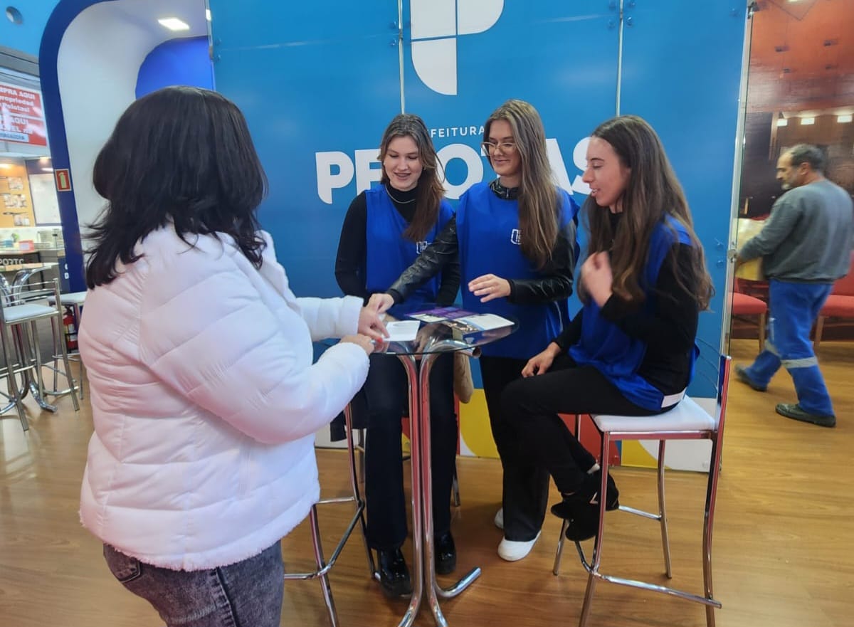 Alunos de Direito da UCPel estiveram nesta quinta (17) prestando assessoria jurídica