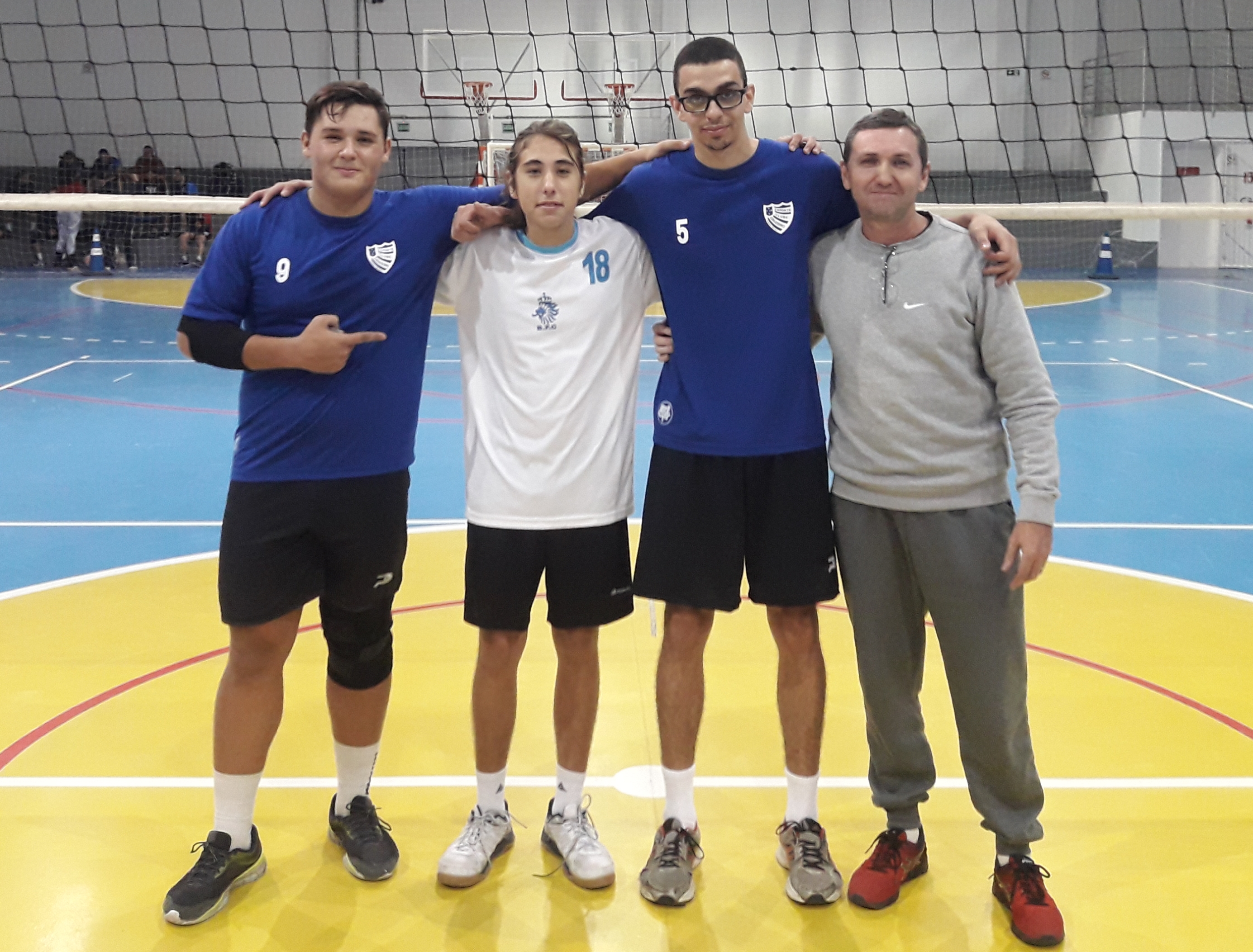 Três alunos do projeto se destacam no voleibol