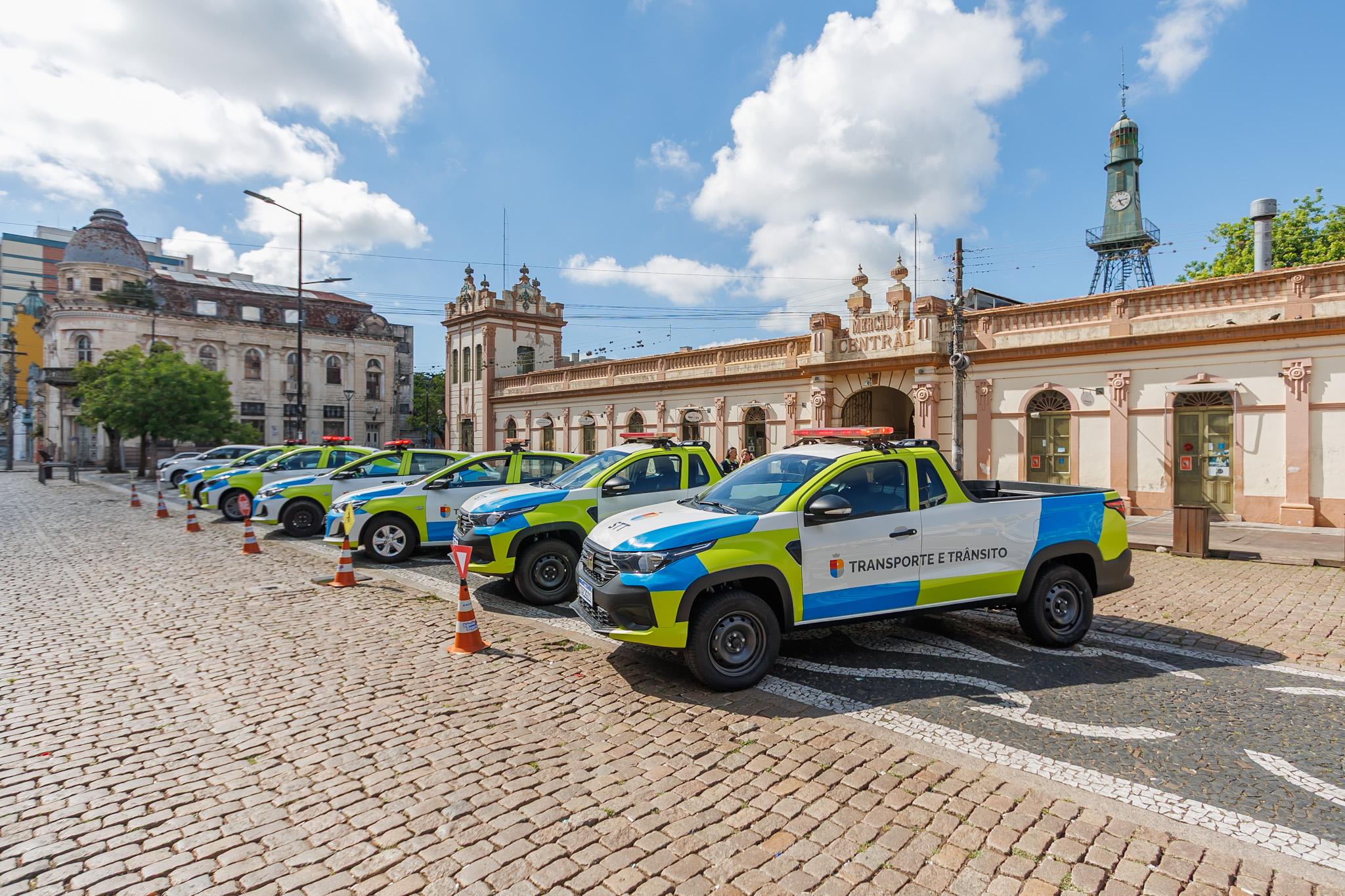 Entrega contempla substituição de cinco veículos e a adição de uma caminhonete à frota