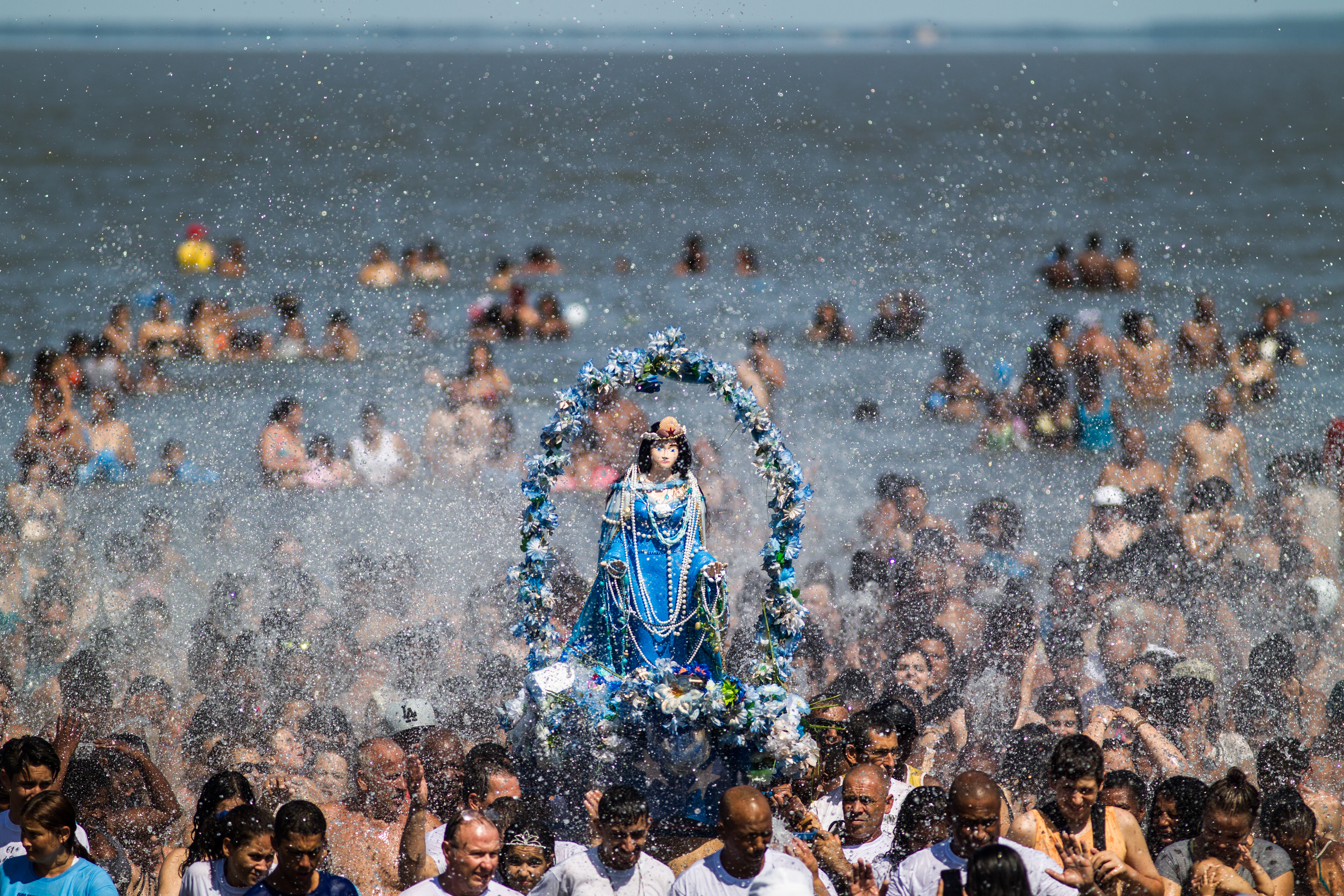 Apesar do forte calor, centenas de pessoas prestigiaram as atividades nesta sexta-feira