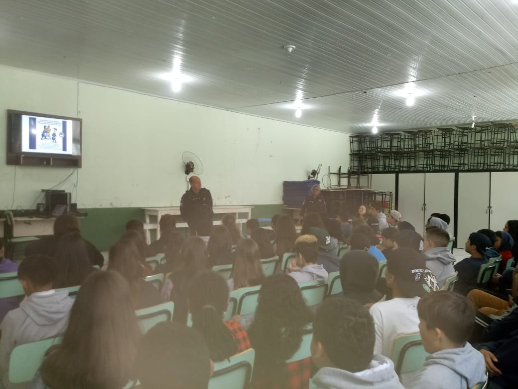 Guardas Municipais conversaram com estudantes da escola Doutor Alcides Mendonça Lima sobre a construção de uma cultura de paz