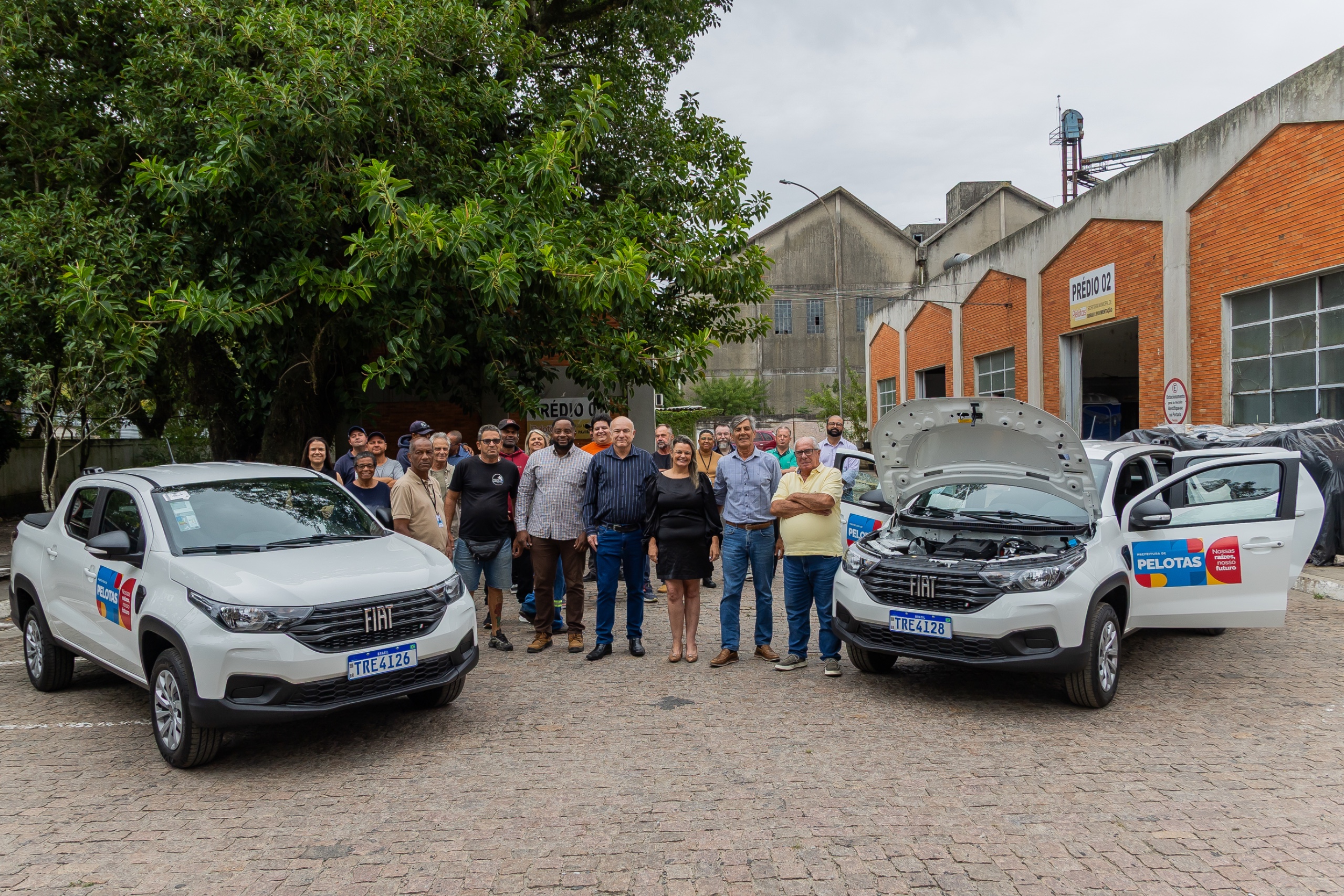 Prefeito Marroni participou da cerimônia de entrega. Carros foram adquiridos com recursos de emenda da então vereadora Cristina Oliveira