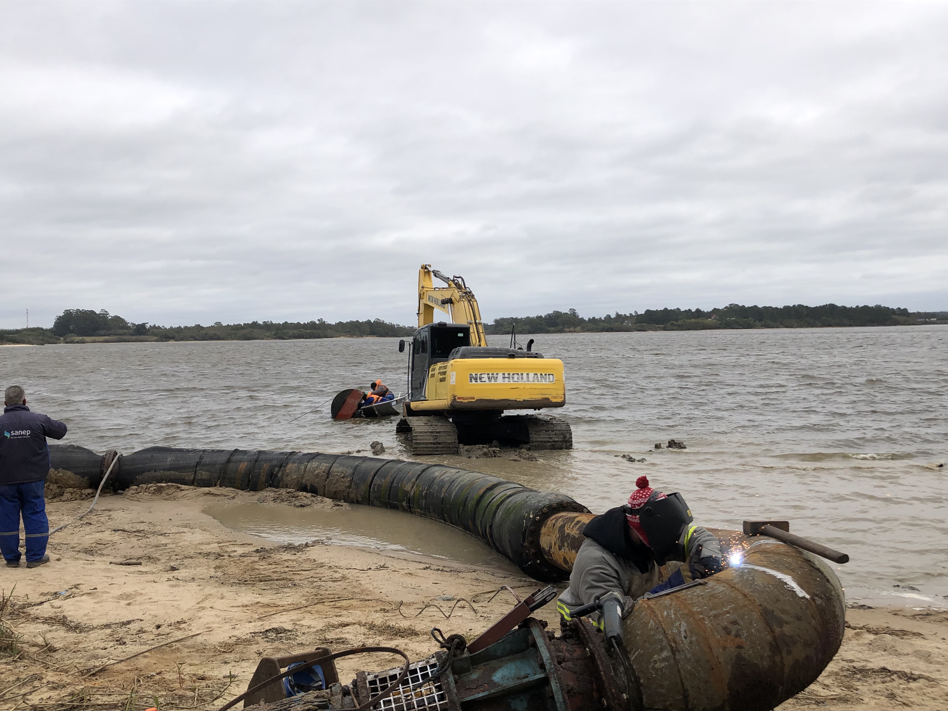 Força-tarefa do Sanep trabalha desde o início da manhã para reverter problema, que ocasiona desabastecimento nas Três Vendas, Fragata e Centro