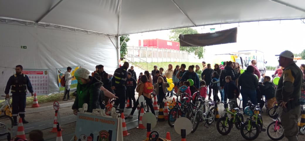 Estrutura montada no estande da Secretaria de Transporte e Trânsito, no Centro de Eventos, atrai o público infantil