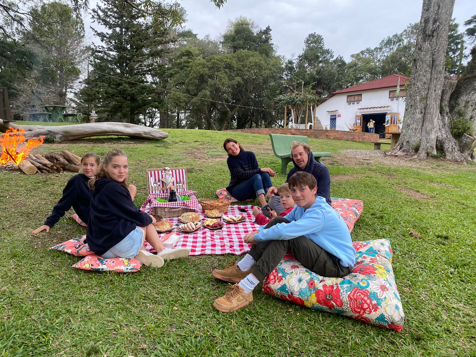 Casal e quatro filhos permanecem cerca de três dias no parque Stone Land, na Cascata, empreendimento turístico da colônia de Pelotas