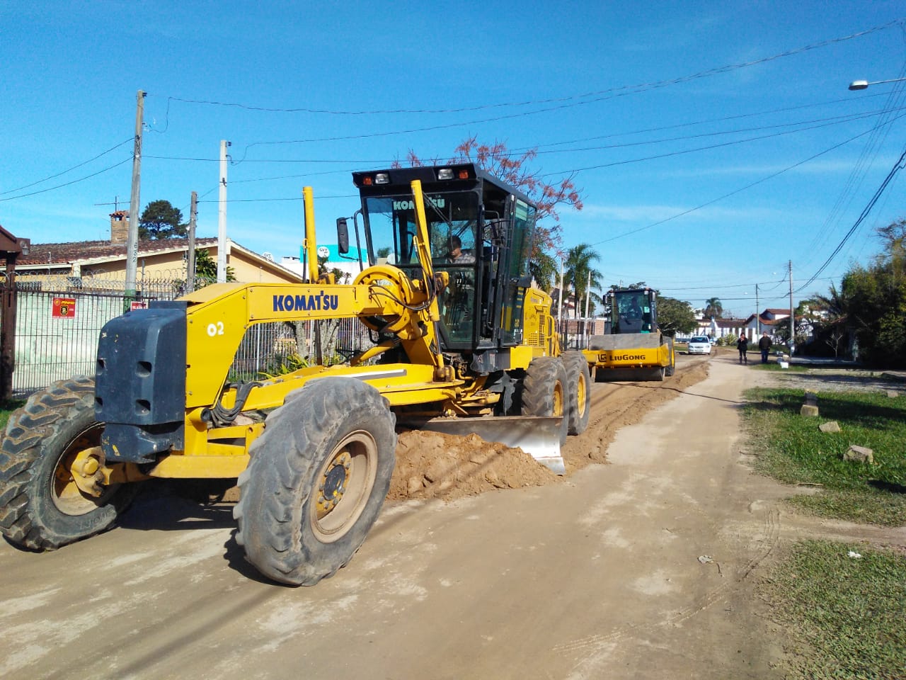 A patrola e o rolo compressor entregues na semana passada foram utilizadas para melhorar seis ruas da praia