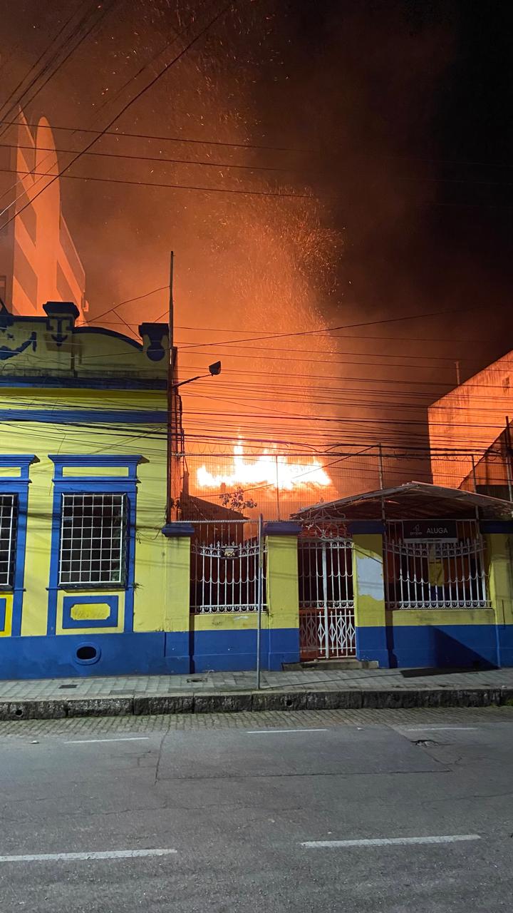Agentes da GM auxiliaram na evacuação dos moradores do prédio vizinho