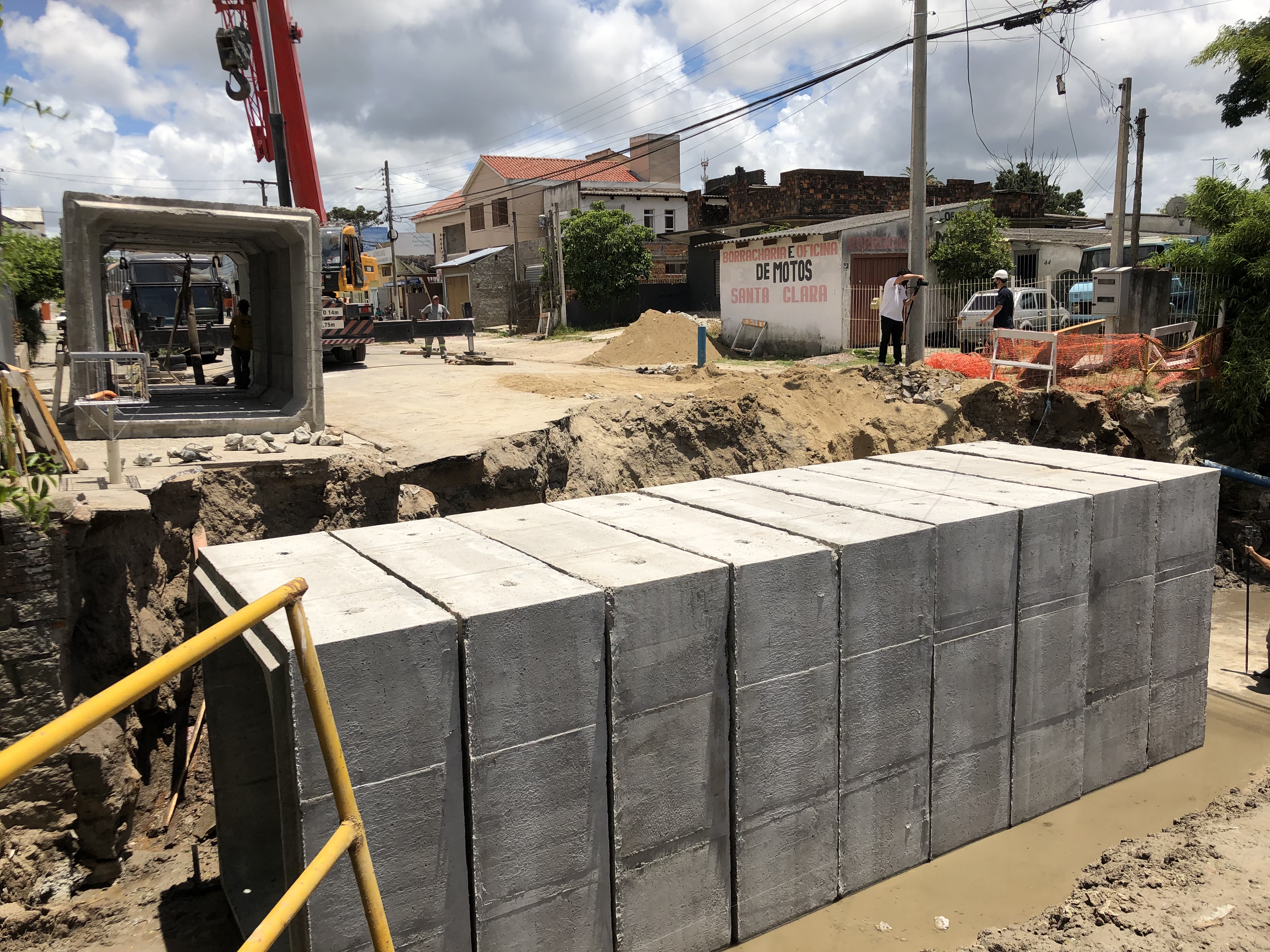 Colocação de aduelas integra o projeto de recuperação do pontilhão no canal das Três Vendas