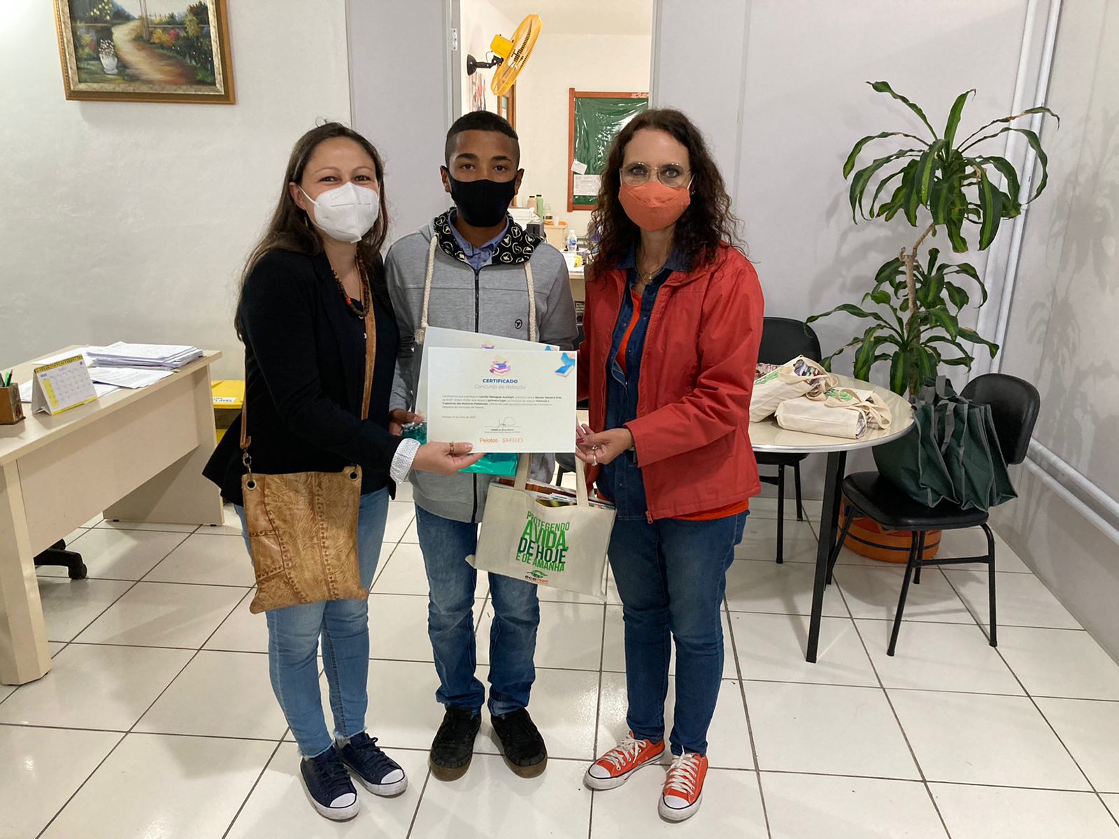 Três alunos da rede municipal foram premiados. O primeiro lugar, pertence a uma comunidade quilombola e recebeu um tablet pela redação sobre Histórias e Trajetórias das Mulheres Pelotenses, redigida em março, alusiva ao Dia Internacional da Mulher