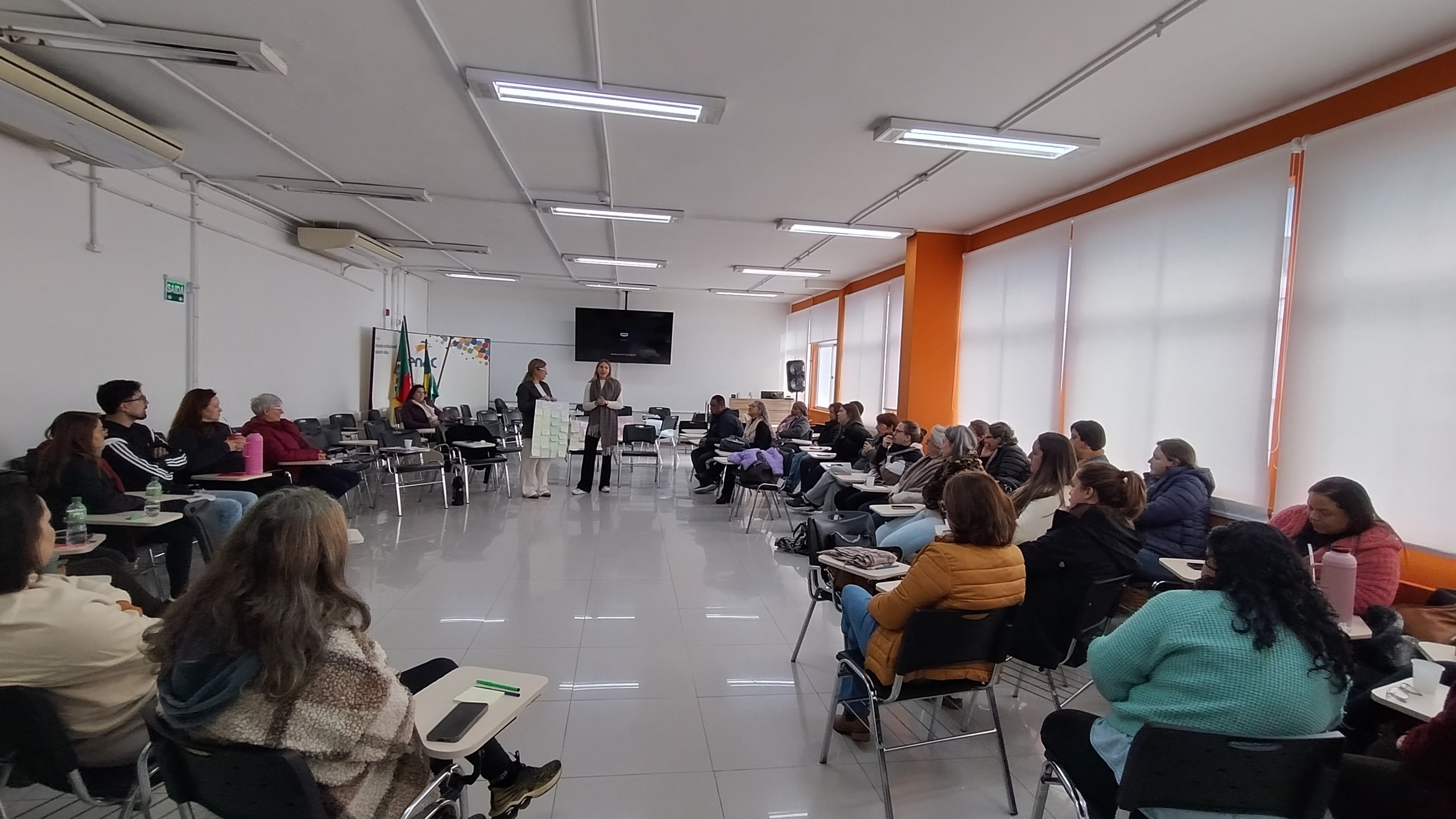 Encontro reuniu 40 assistentes sociais e psicólogas