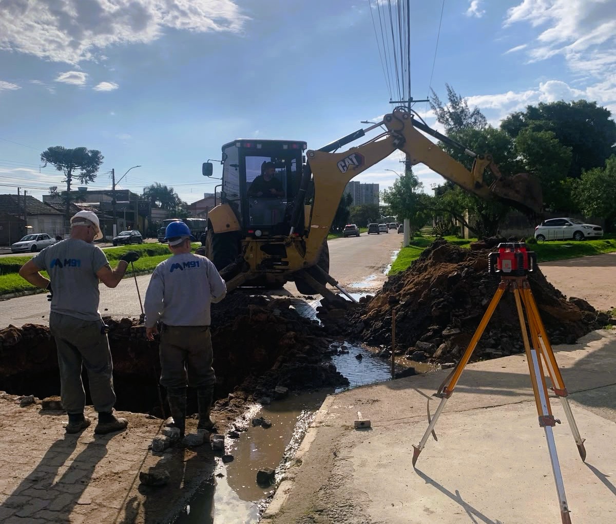 Equipe técnica da Seurb adequa projeto que garante cerca de 400 metros de tubulação nas ruas 26 e 33. Atualmente, via conta com valetas abertas nos dois lados