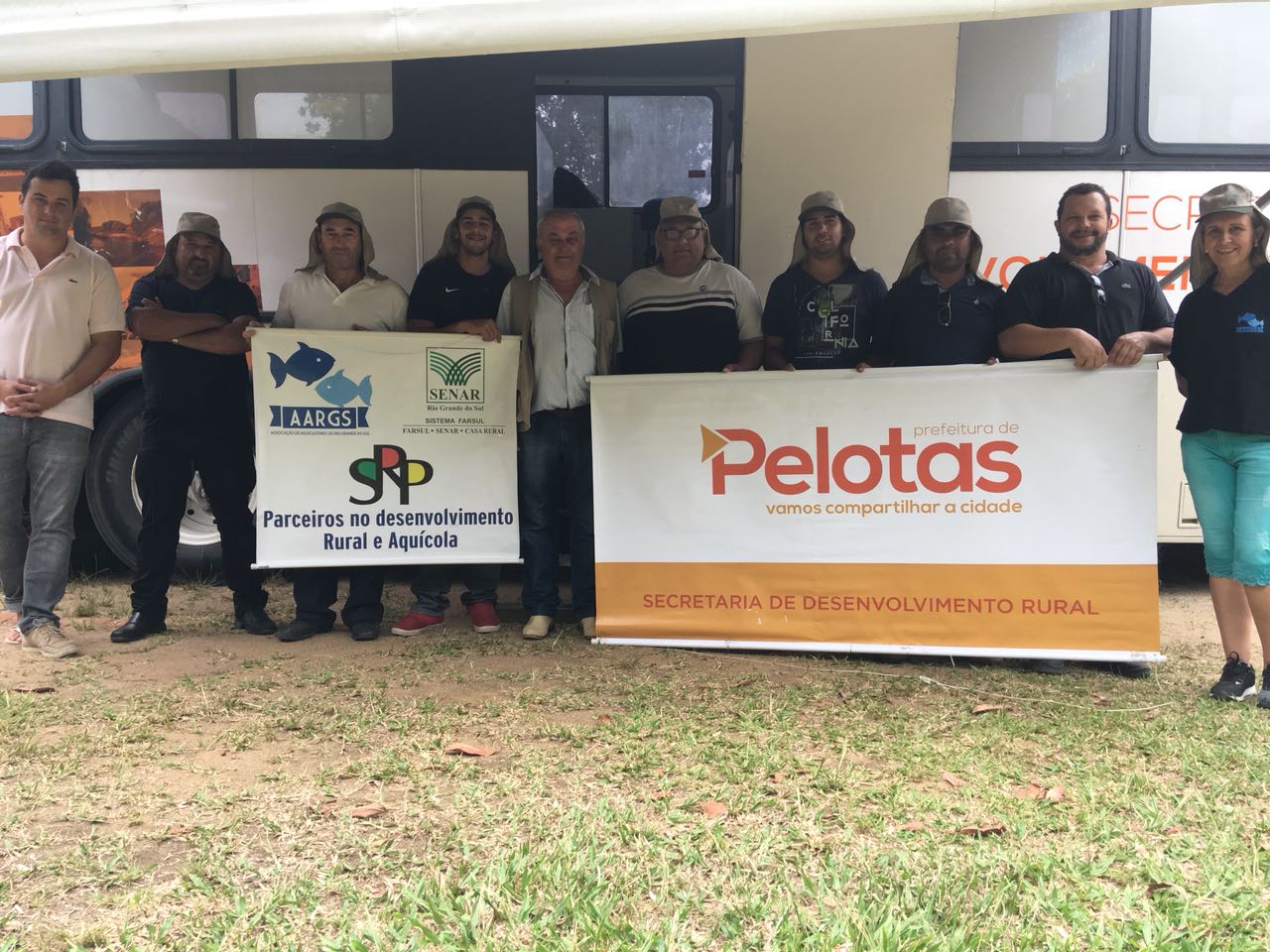 Oito alunos de Monte Bonito aprendem a operar retroescavadeira