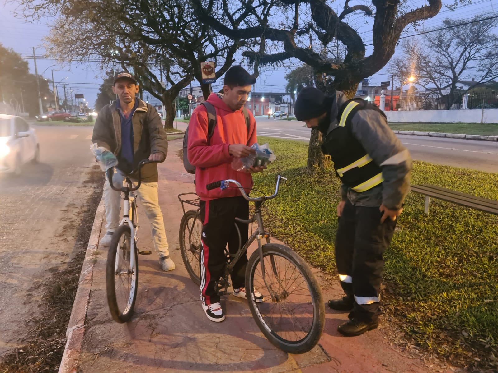Cedinho, entre as 6 e as 8h na quarta-feira (17), na ciclovia da avenida Domingos de Almeida, trabalhadores ciclistas receberam arnês e adesivos reflexivos para as bicicletas. Os brindes foram entregues por agentes de Trânsito