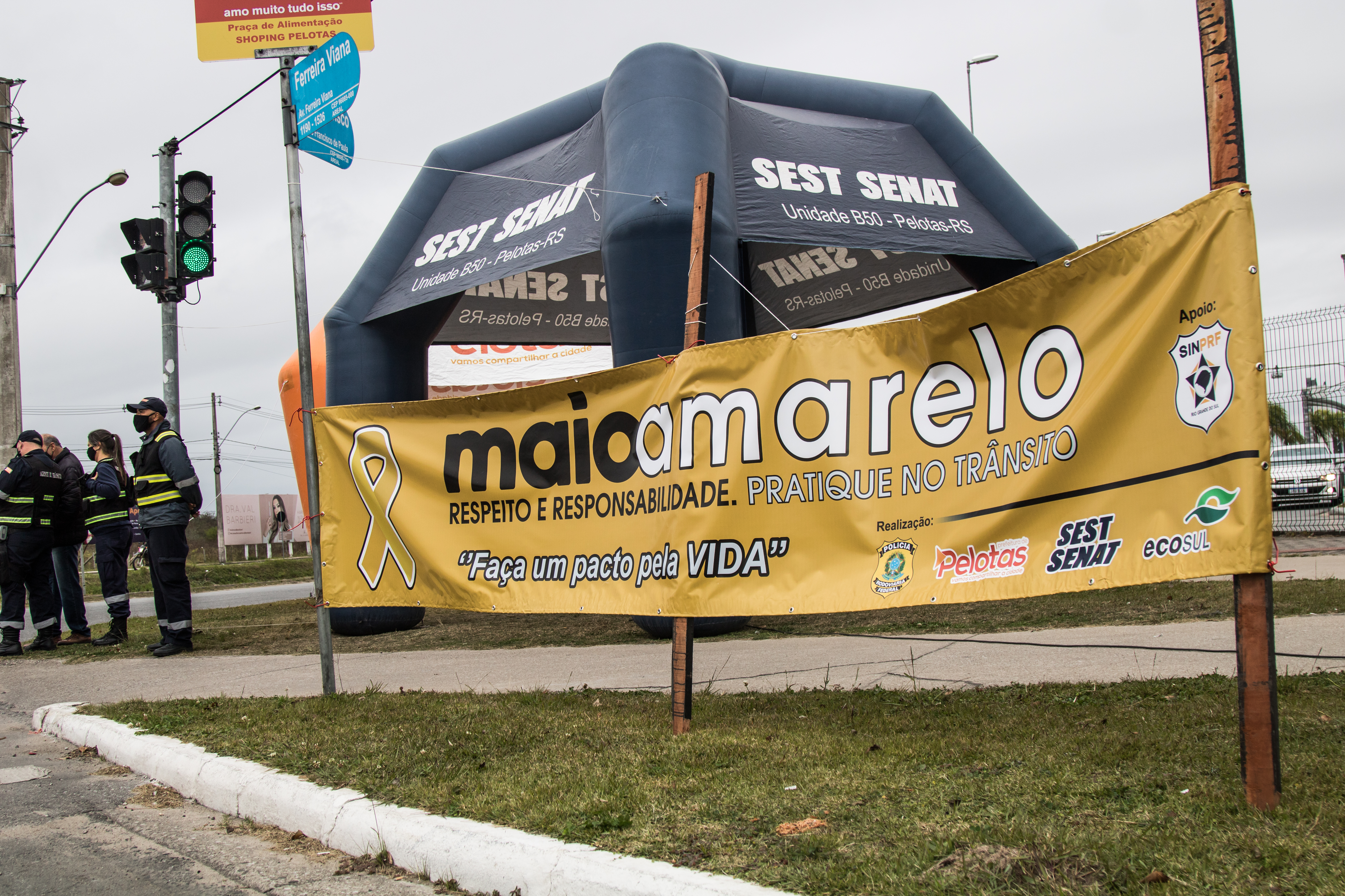 Apresentações teatrais foram realizadas nos semáforos em frente ao Shopping Pelotas, para conscientizar condutores e pedestres acerca da importância de promover segurança no trânsito, reduzindo o número de acidentes