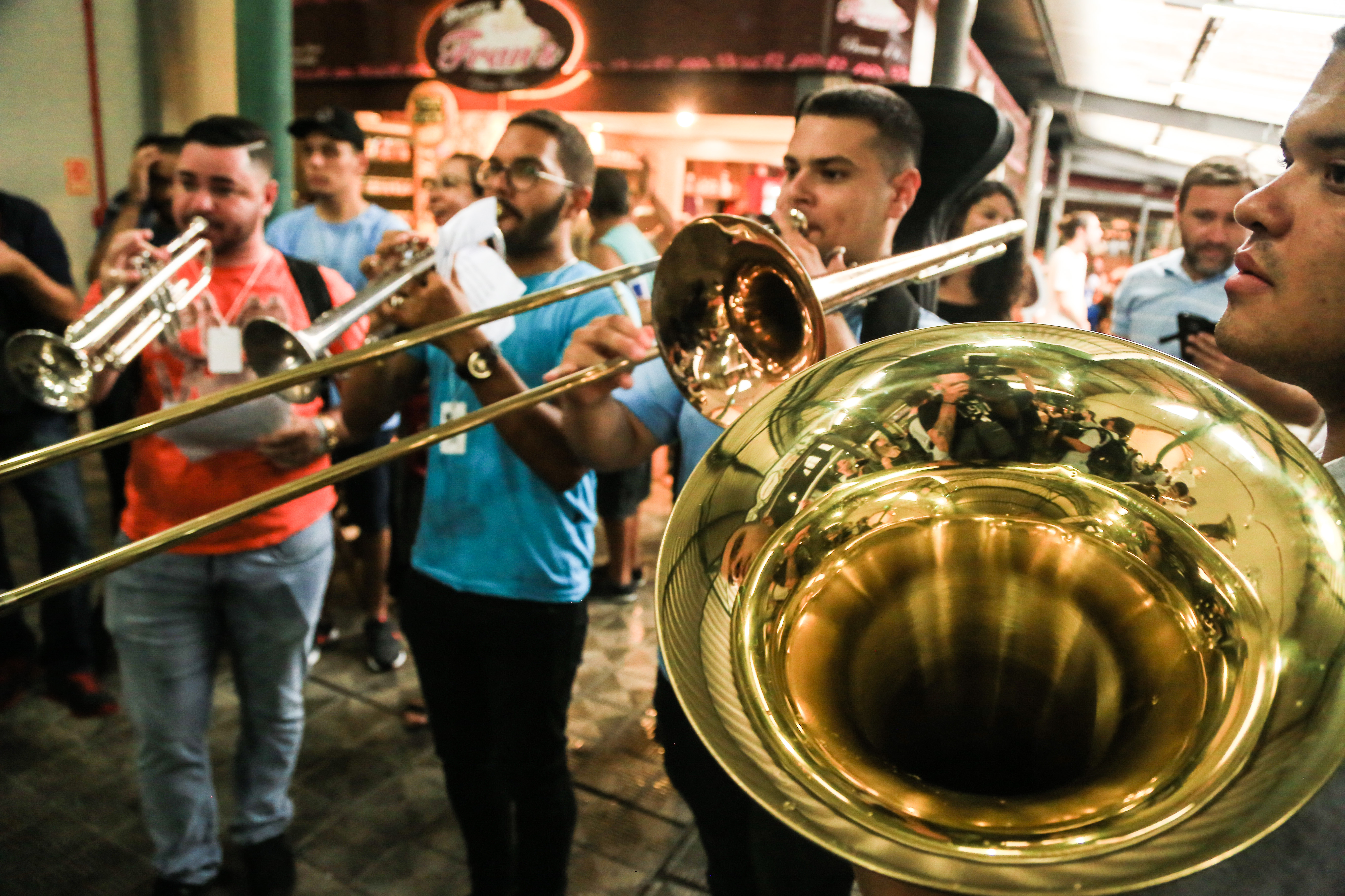 Músicos e pelotenses compartilharam o tradicional ponto turístico, que se encheu de melodias mostrando o lado doce do Festival Internacional