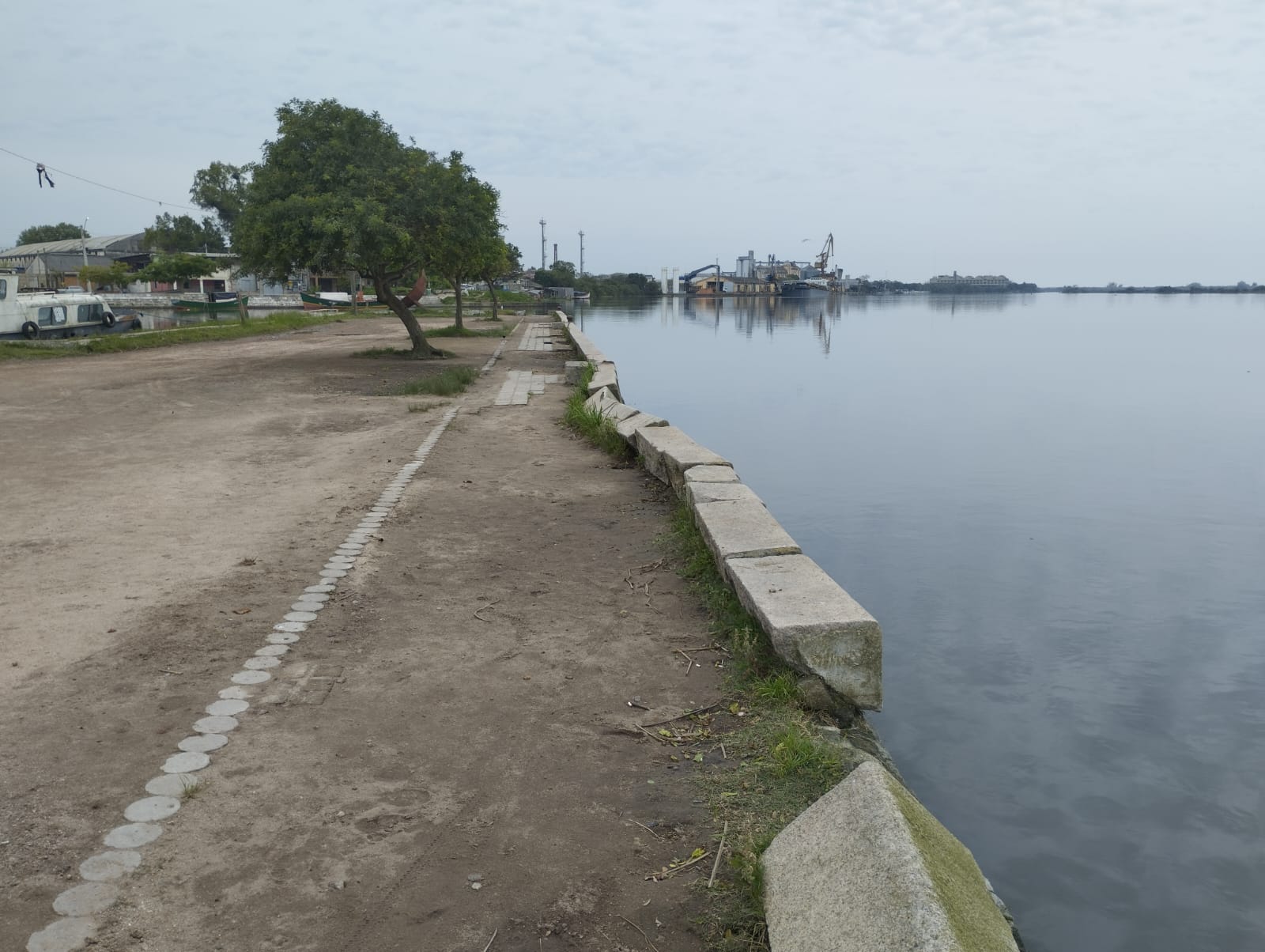 Ação é preventiva diante do nível das águas do Canal São Gonçalo e previsão de chuvas intensas para a cidade