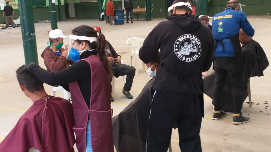 Trabalho foi feito, no Colégio Pelotense – no qual estão abrigadas e atendidas –, pela Escola de Cabeleireiros Edward