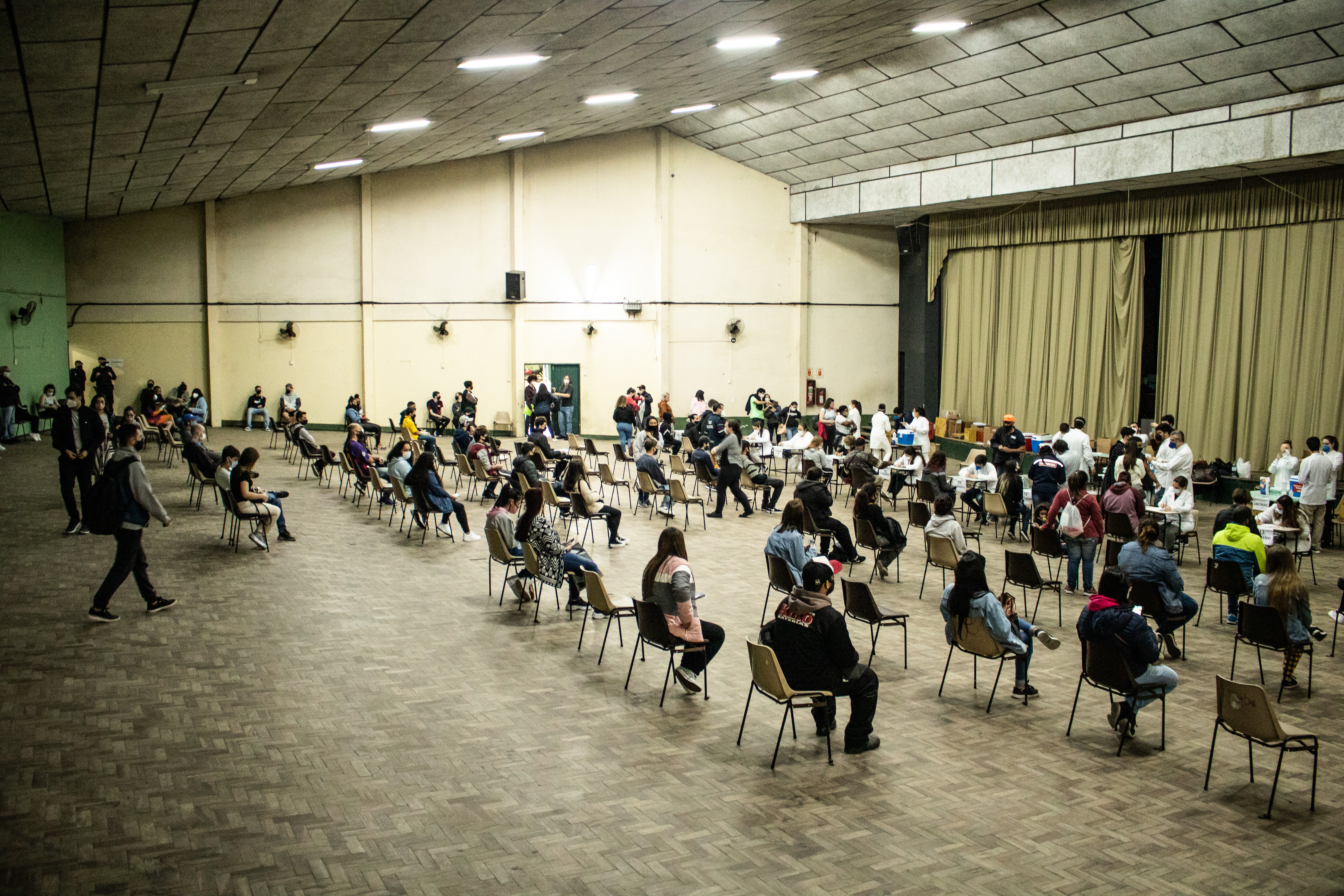 Mais de 700 pessoas com 18 anos ou mais completaram a imunização contra a Covid-19 entre as 17h e as 21h de quinta-feira (23)