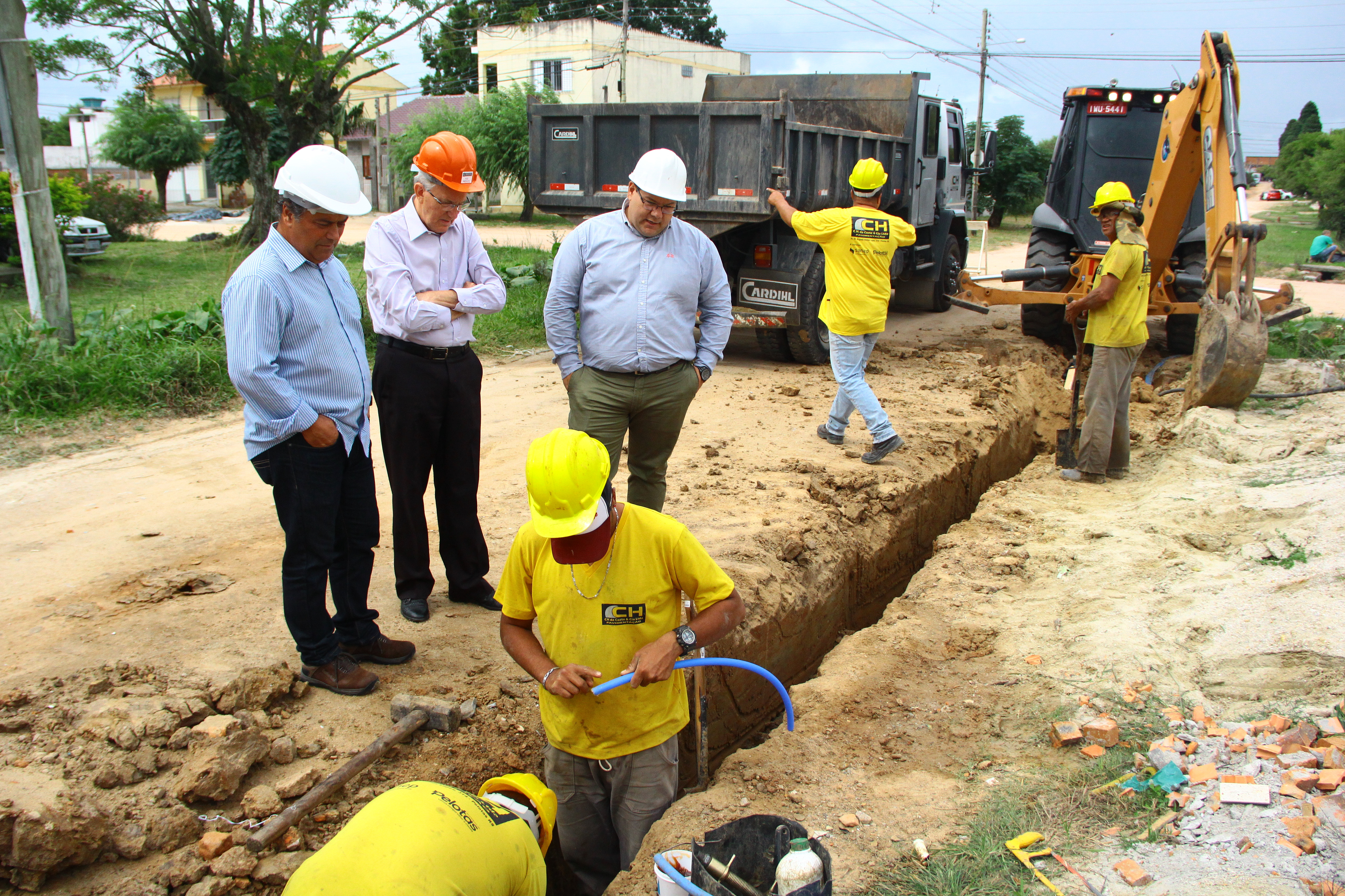 Equipes trabalham na troca das tubulações nas regiões da Cohab 1 e do Moradas de Nazareth