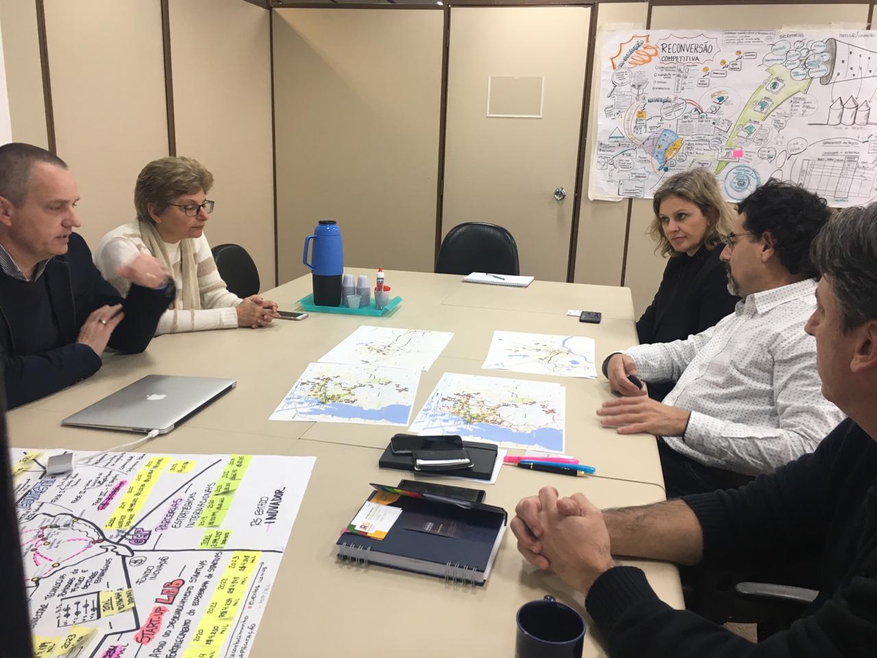 Prefeita Paula Mascarenhas tratou da iniciativa com o secretário adjunto do Estado, em Porto Alegre. Proposta é implementar internet de alta velocidade nas escolas públicas de Pelotas
