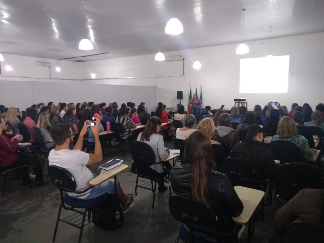 Objetivo é possibilitar um melhor atendimento aos alunos de Pelotas; cerca de 140 pessoas participaram da formação